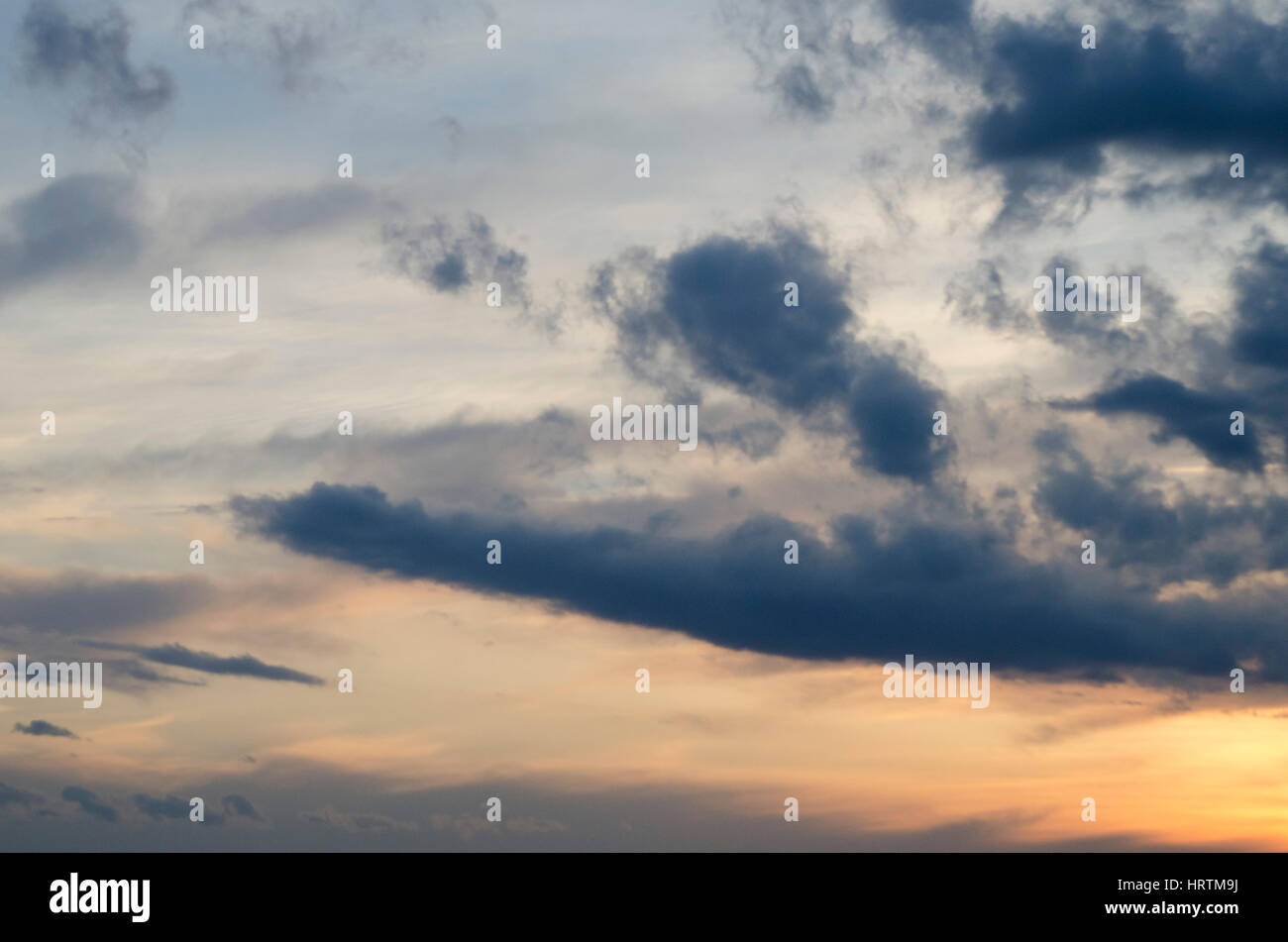 Natura astratta sfondo. luminose del cielo della sera durante il tramonto Foto Stock