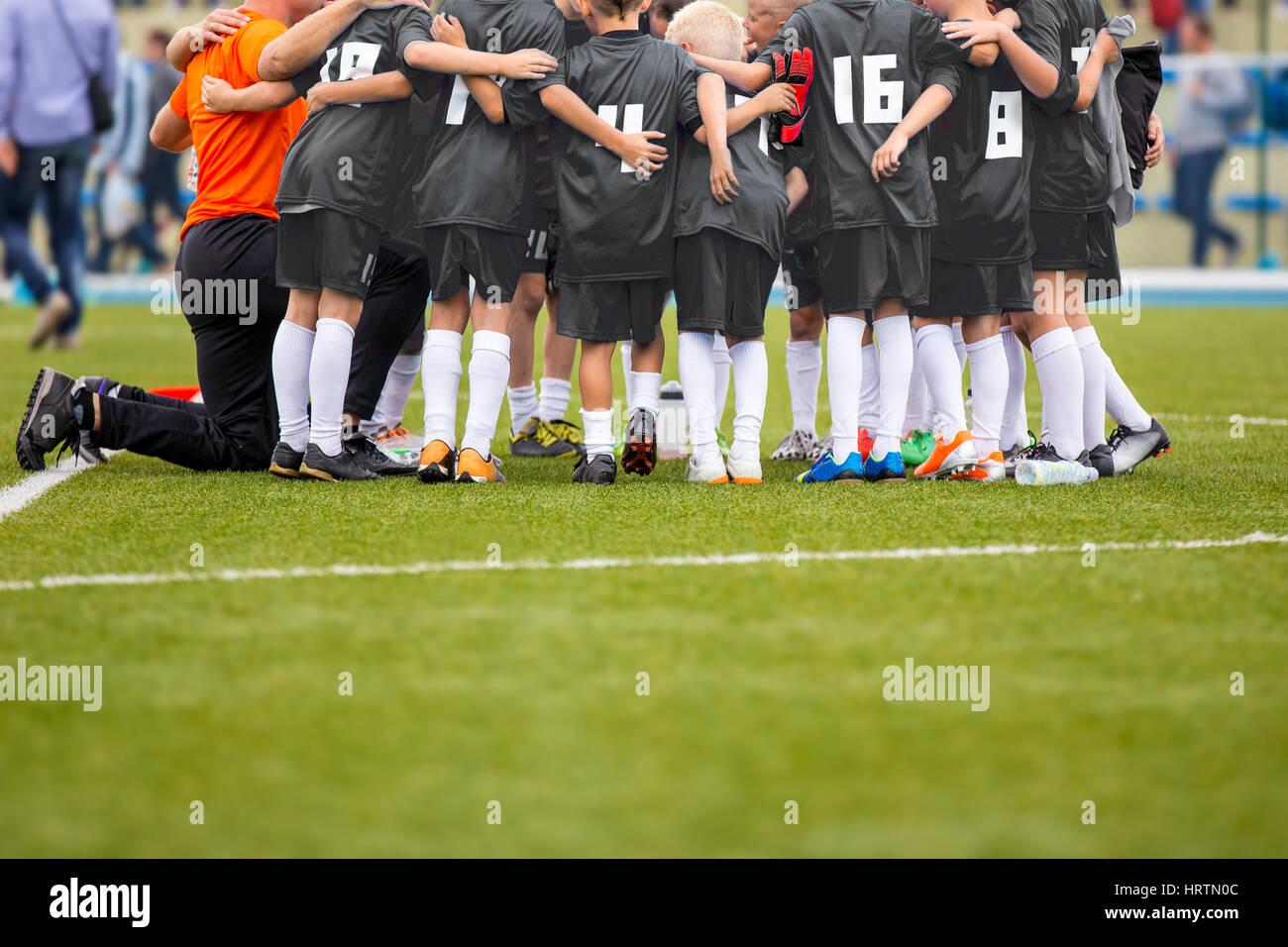 Bambini Squadra Di Calcio Ragazzi Che Stanno Insieme Sul Passo La Gioventu Allenatore Di Calcio Per Motivare I Giocatori Prima Della Partita Foto Stock Alamy
