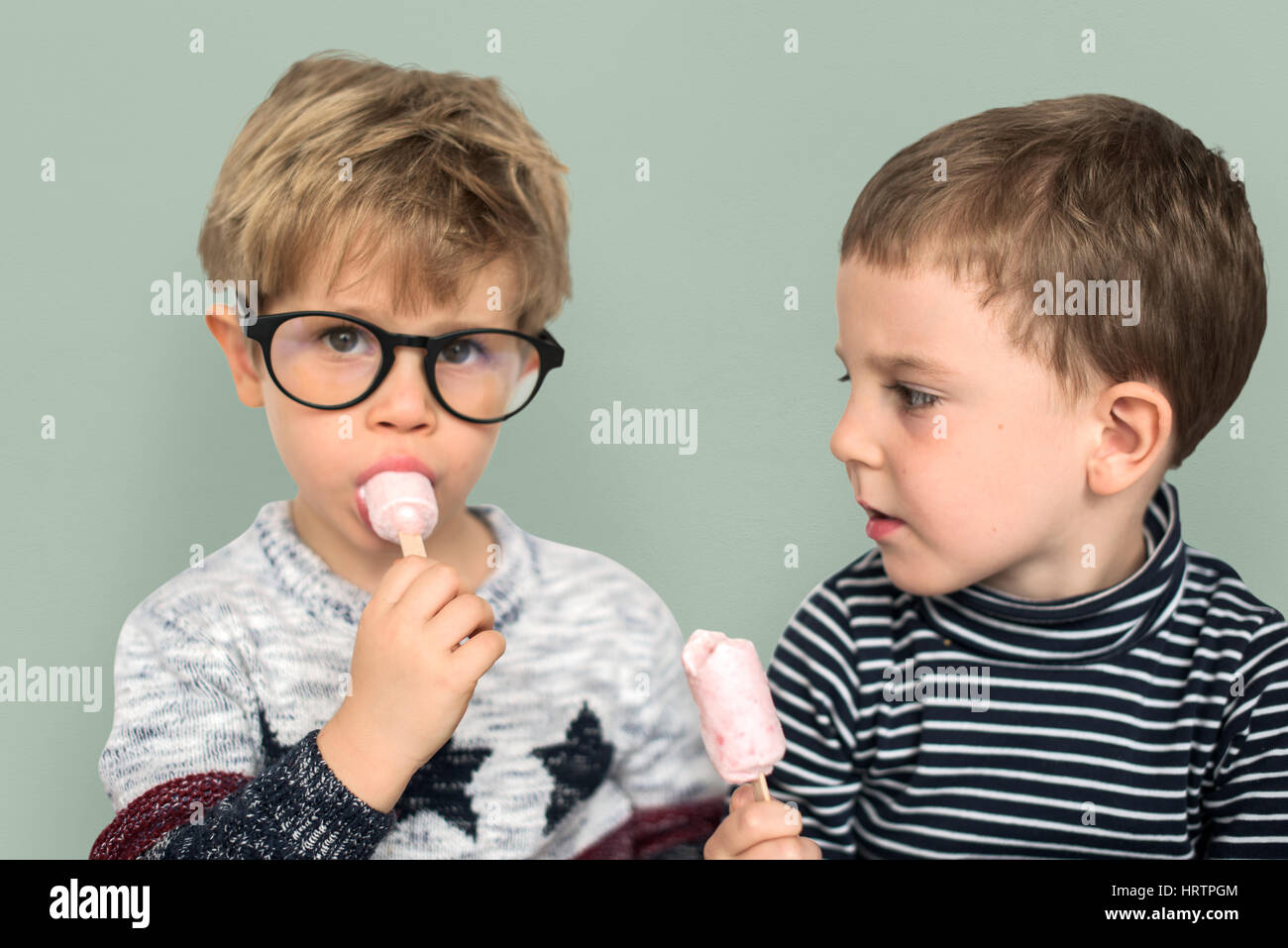 Ragazzi piccoli a mangiare il gelato carino adorabile Foto Stock