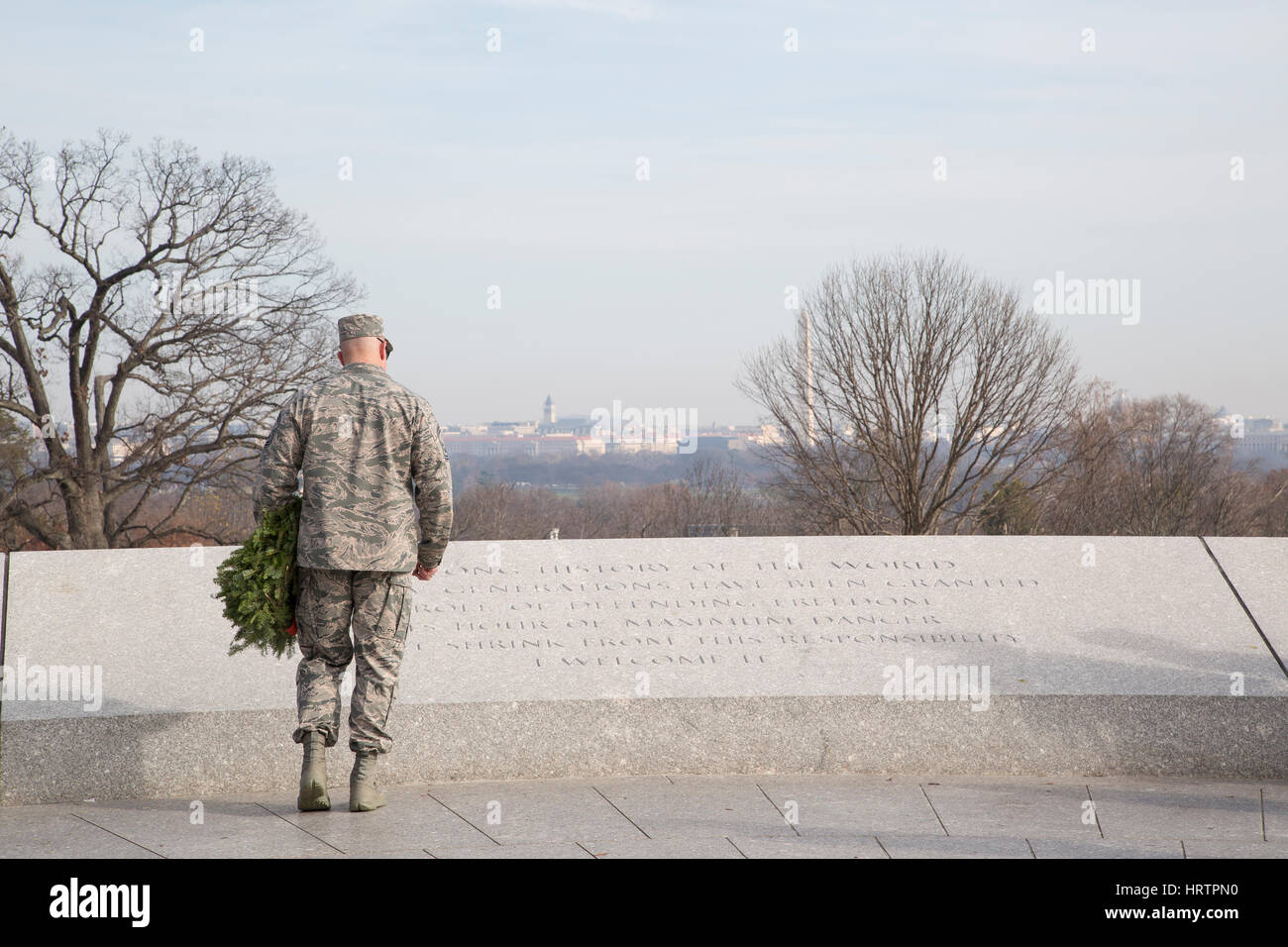 Volontari posto corone sulle tombe dei membri di servizio come parte di corone in tutta l'America presso il Cimitero Nazionale di Arlington il Sabato, 12 Dicembre 2 Foto Stock