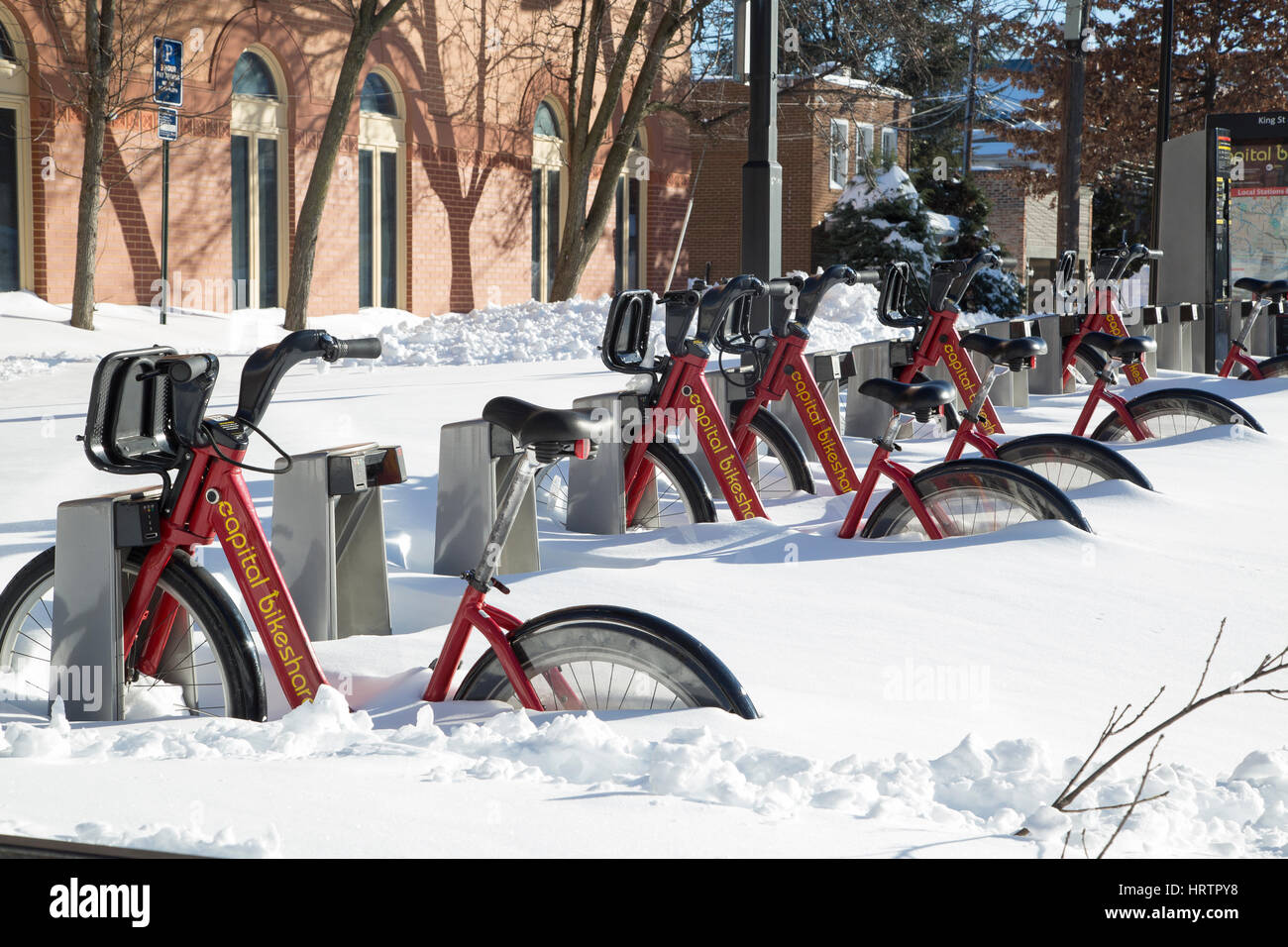 Coperte di neve Bici parcheggiato dopo una tempesta di neve in Alexandria, Virginia. Gennaio 2016. Foto Stock