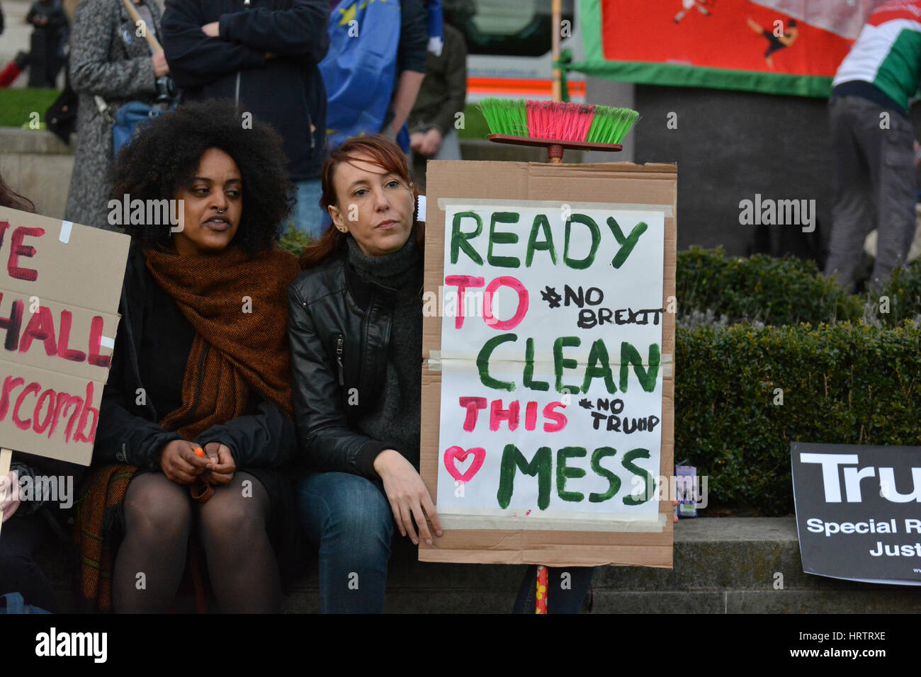 Donna che mantiene sulla targhetta attaccata alla ginestra: 'Pronto per pulire questo pasticcio - No Brexit, No Trump' durante la Anti-Trump e Anti-Brexit protesta a Londra. Foto Stock