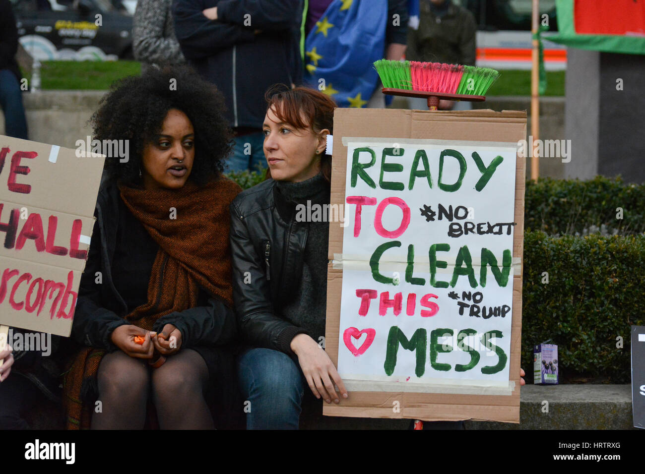 Donna che mantiene sulla targhetta attaccata alla ginestra: 'Pronto per pulire questo pasticcio - No Brexit, No Trump' durante la Anti-Trump e Anti-Brexit protesta a Londra. Foto Stock