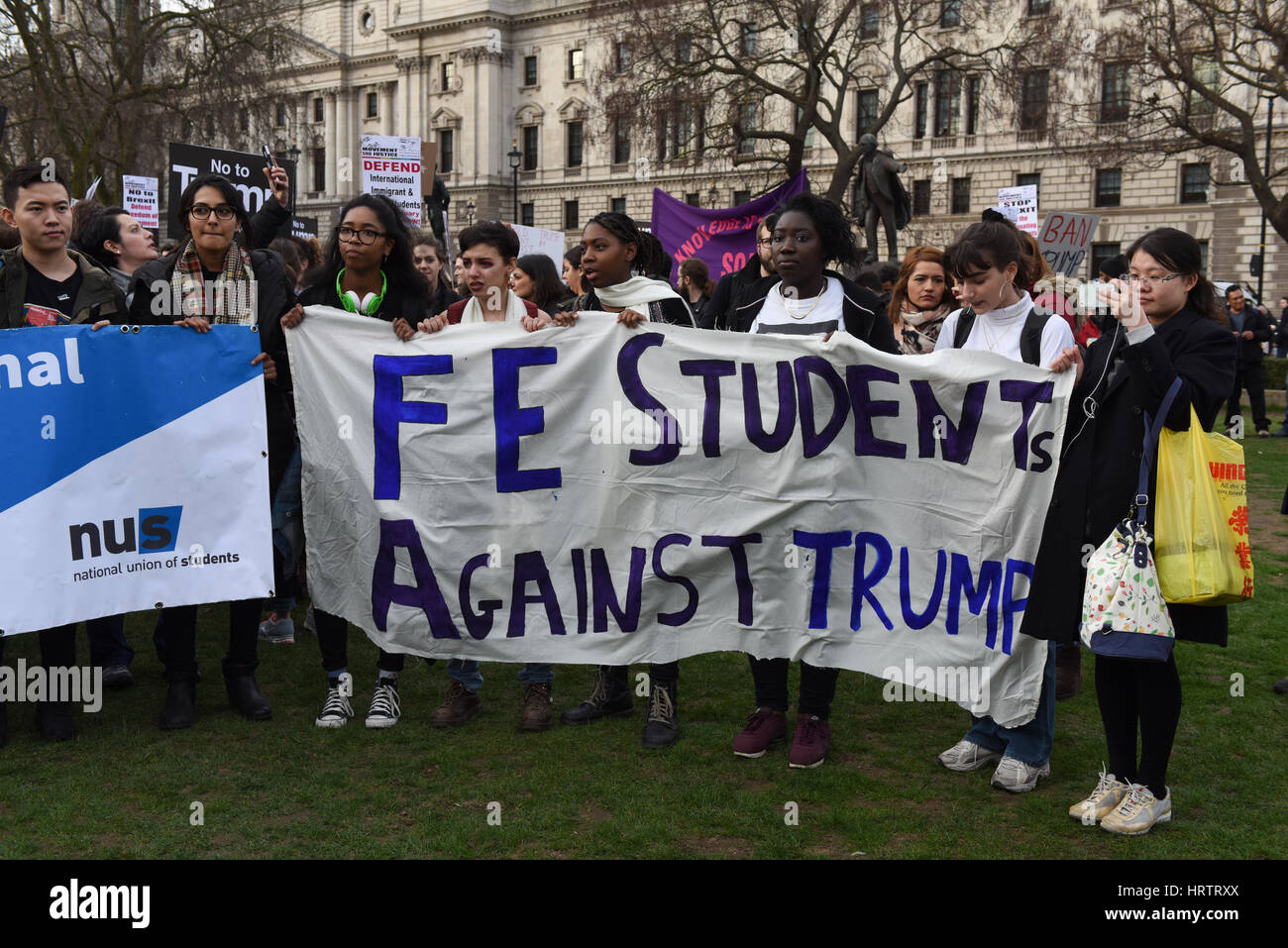 Fe gli studenti in possesso di un banner lettura: "Fe studenti contro Trump' durante la Stop-Trump & Stop-Brexit protesta a Londra Foto Stock