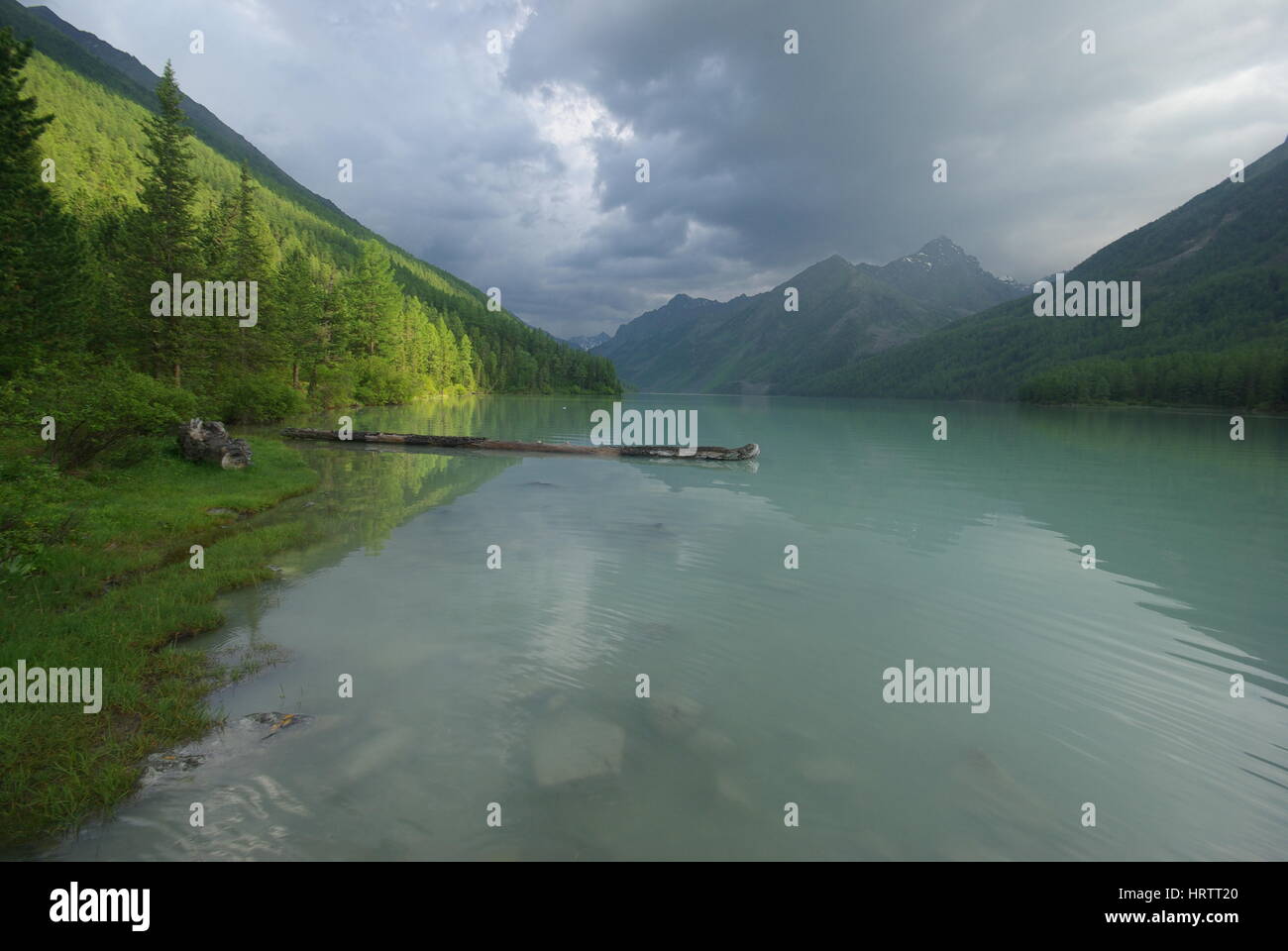 Bellissimo paesaggio di montagna vicino al lago. Lago di montagna. Tipo di terreno montuoso e l'acqua nella valle. Foto Stock