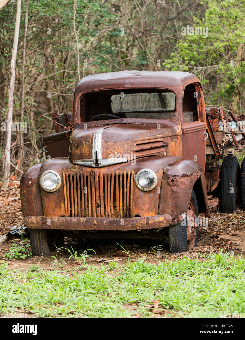 Vecchio arrugginito abbandonato Ford Truck nel campo Foto Stock