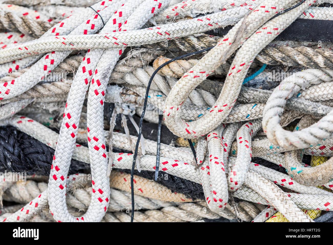 Un mucchio di corde confusa e linee Foto Stock