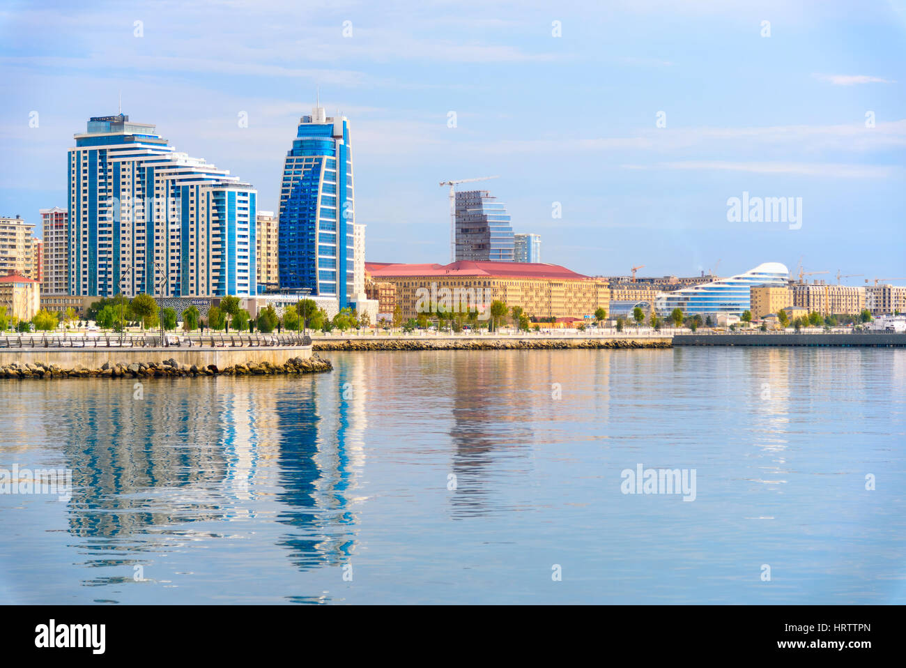 Baku in Azerbaijan - Settembre 12, 2016: Vista della città di Baku dal nuovo parco della città. Baku è la più grande città del Mar Caspio e del Caucaso Foto Stock