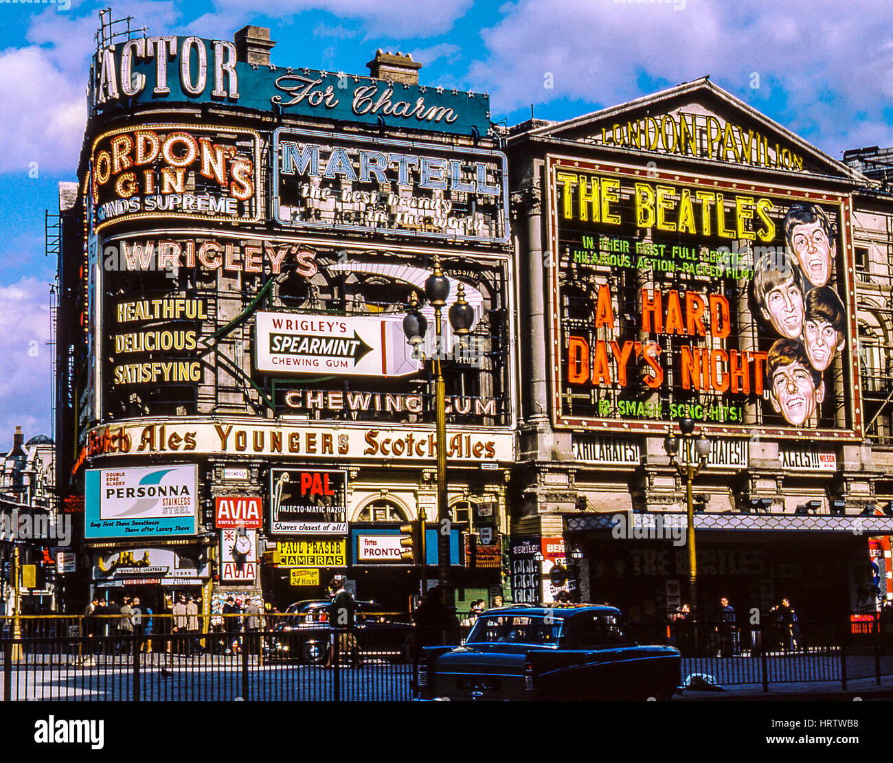 Piccadilly Circus nel 1964 durante la corsa dei Beatles in UNA notte di Hard Day. Con John Lennon, Paul McCartney, Ringo Starr, George Harrison Foto Stock