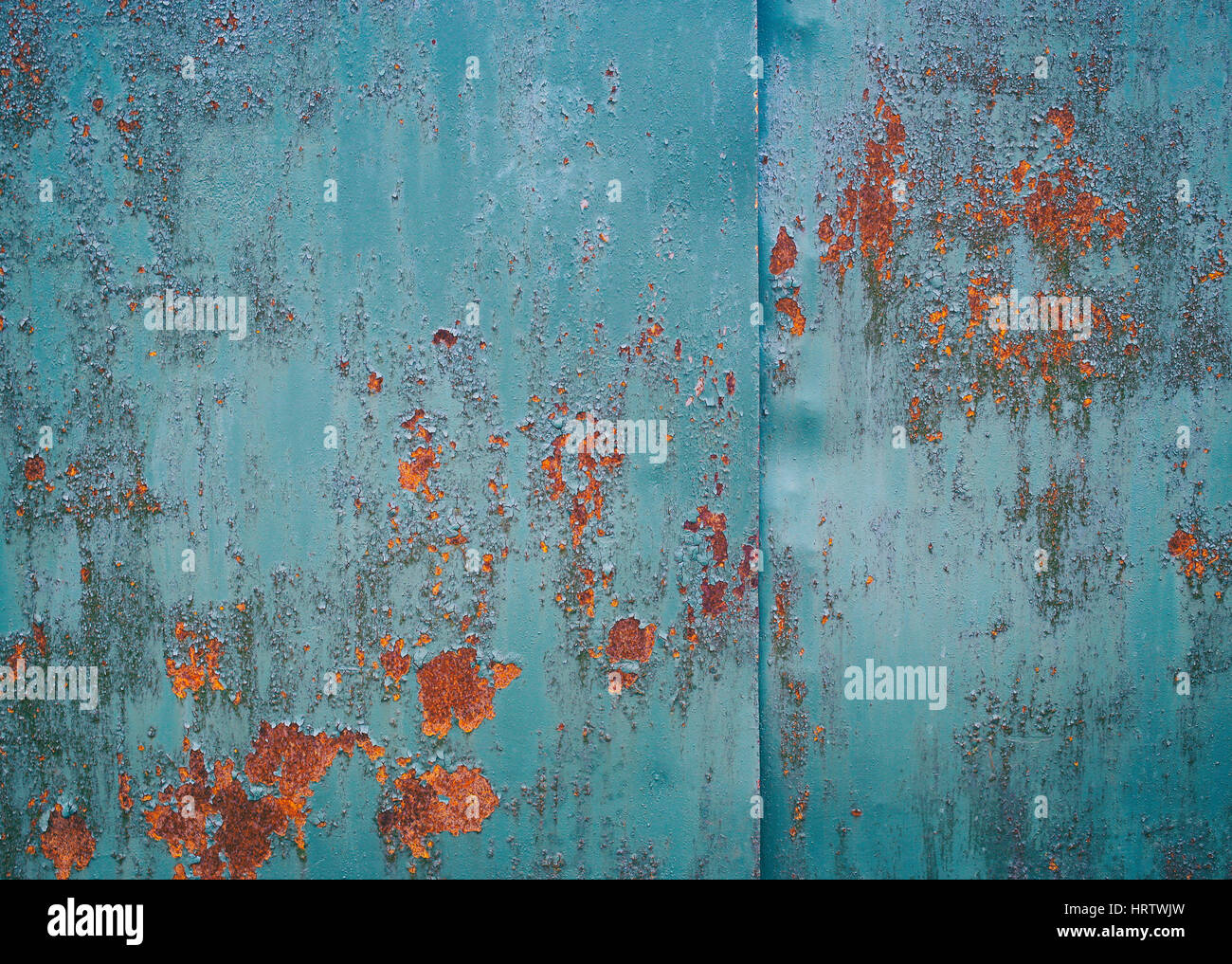 Sfondo vintage. Il vecchio foglio di ferro verniciato in tinta blu. La vernice pelata. nella capacità di rendere alcuni luoghi di rusty foglio. Tracce di ruggine nella seve Foto Stock