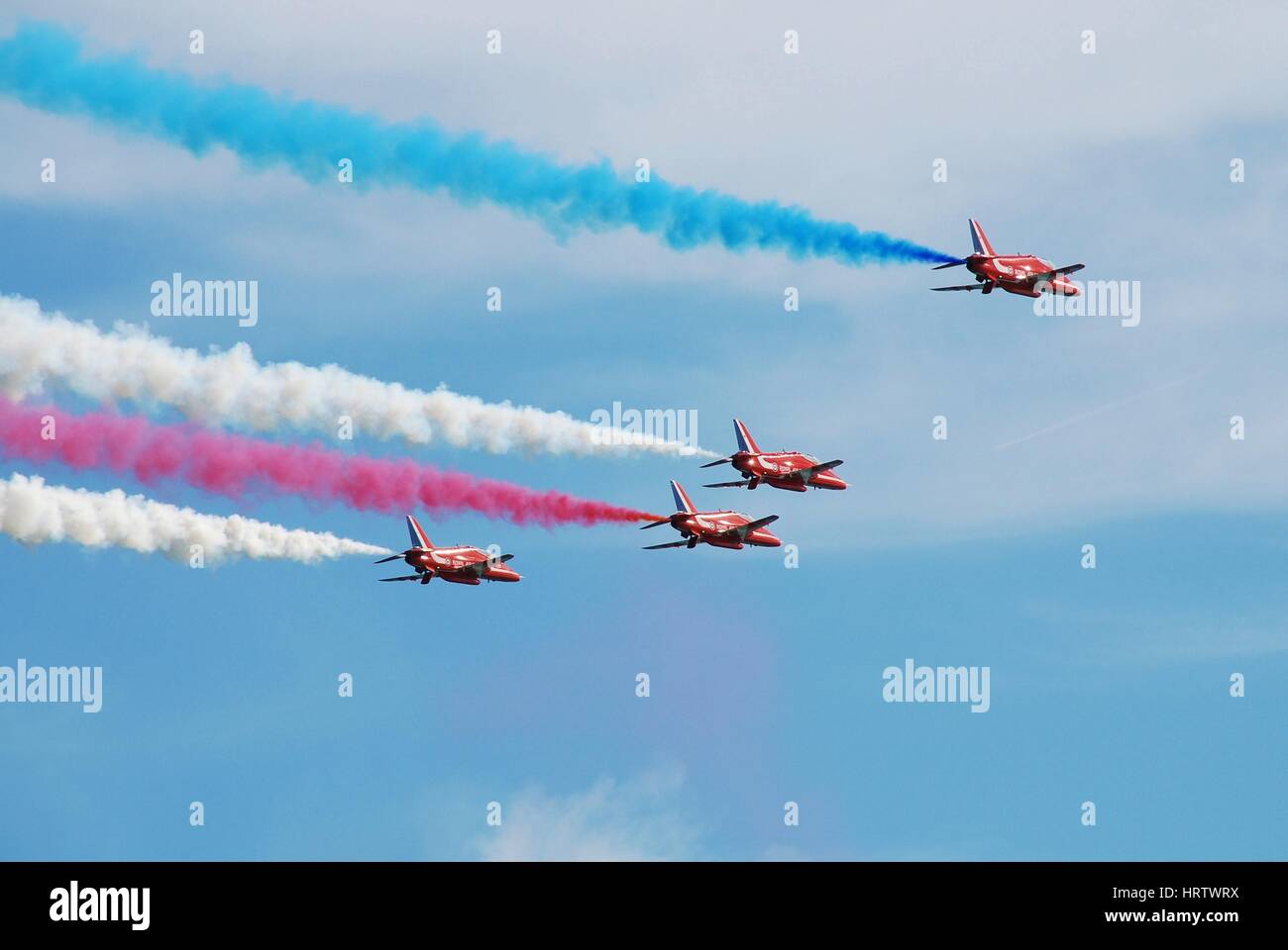 Royal Air Force aerobatic team display frecce rosse display in airshow Airbourne a Eastbourne in East Sussex, in Inghilterra il 15 agosto 2013. Foto Stock
