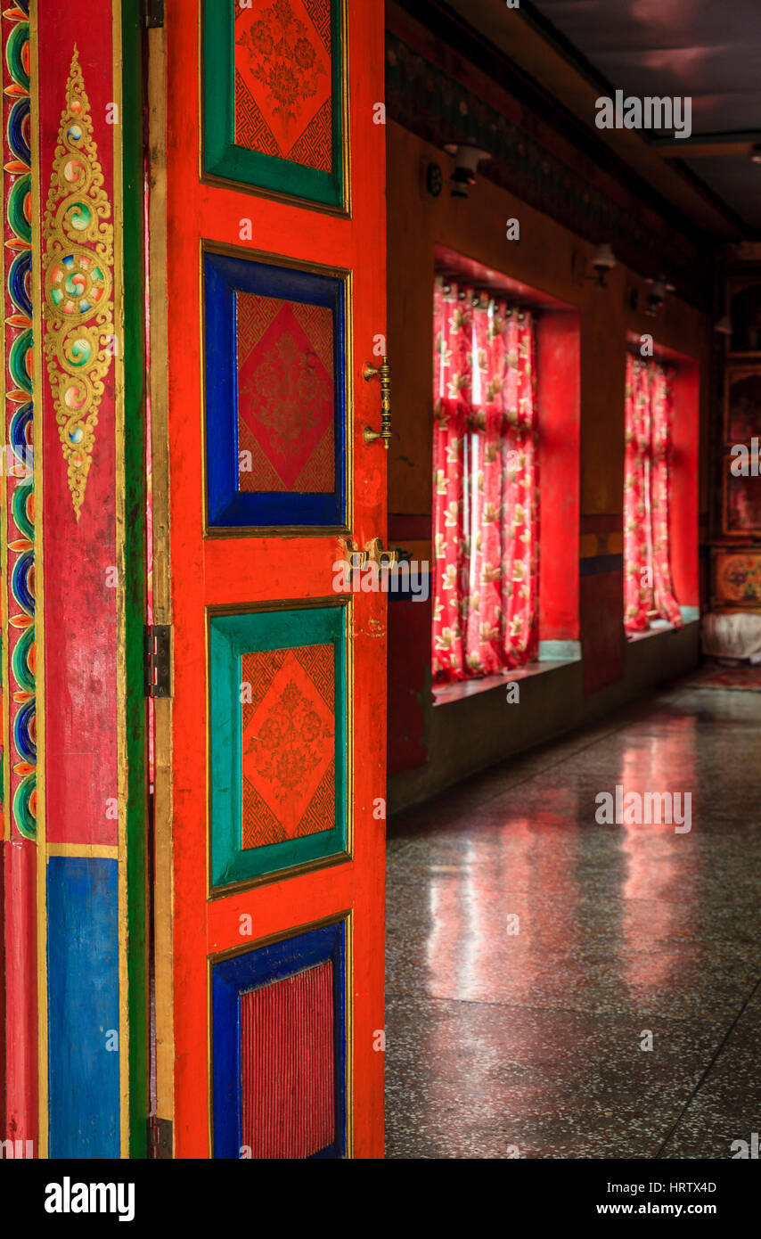 Una porta ad un tempio buddista in un monastero in Ladakh provincia dell India Foto Stock