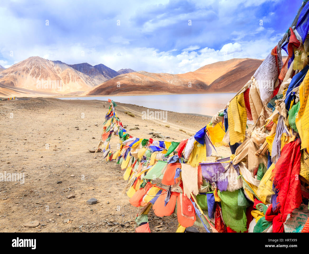 La preghiera buddista bandiere a Pangong Tso - lago alpino in Himalaya sul confine China-India Foto Stock