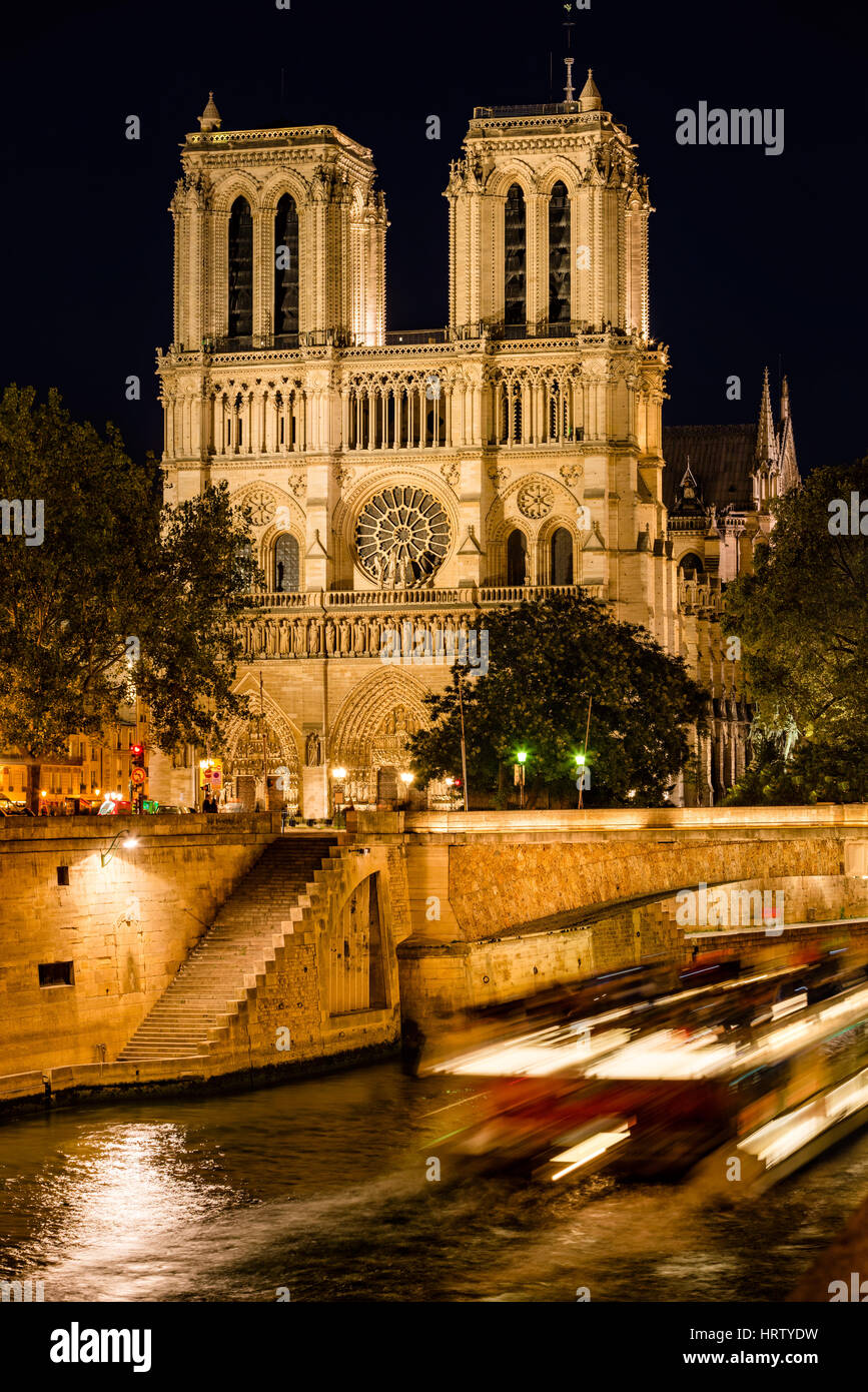 Notre Dame de Paris cathedral accesa al crepuscolo con il Fiume Senna e il Petit Pont. Ile de la Cite. 4° Arrondissement, Parigi, Francia Foto Stock