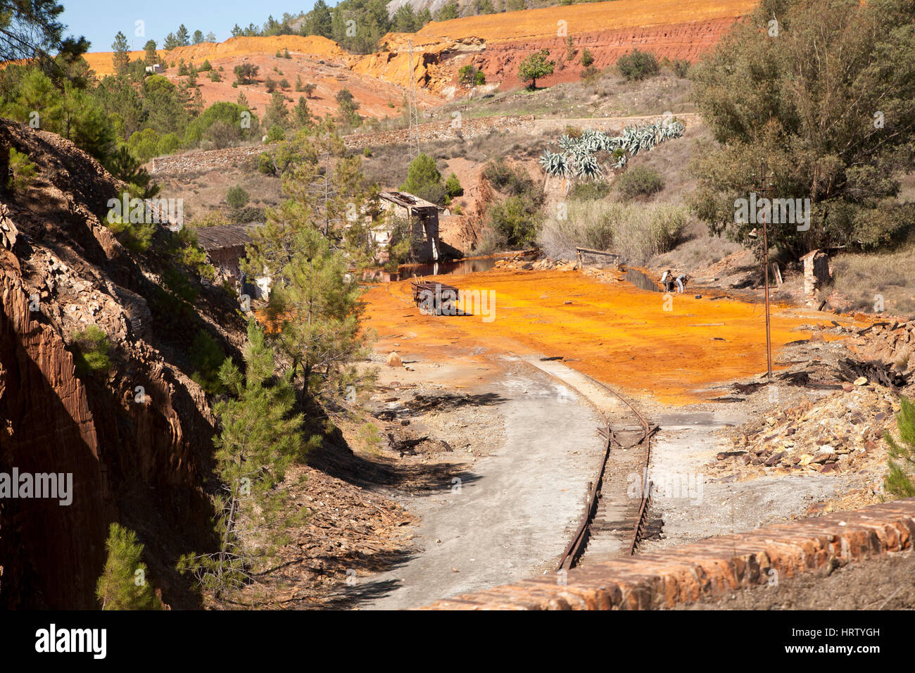 Vecchi edifici di lavoro a cielo aperto di estrazione di minerali a Minas De Riotinto area mineraria, provincia di Huelva, Spagna Foto Stock