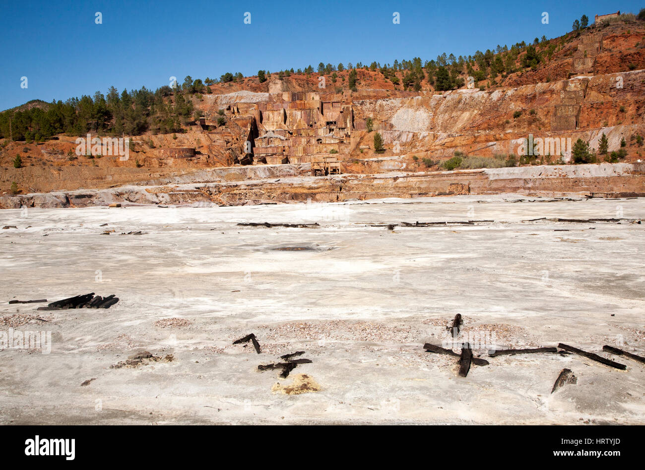 Lunare come depredato il paesaggio a cielo aperto di estrazione di minerali nel Minas De Riotinto area mineraria, provincia di Huelva, Spagna Foto Stock