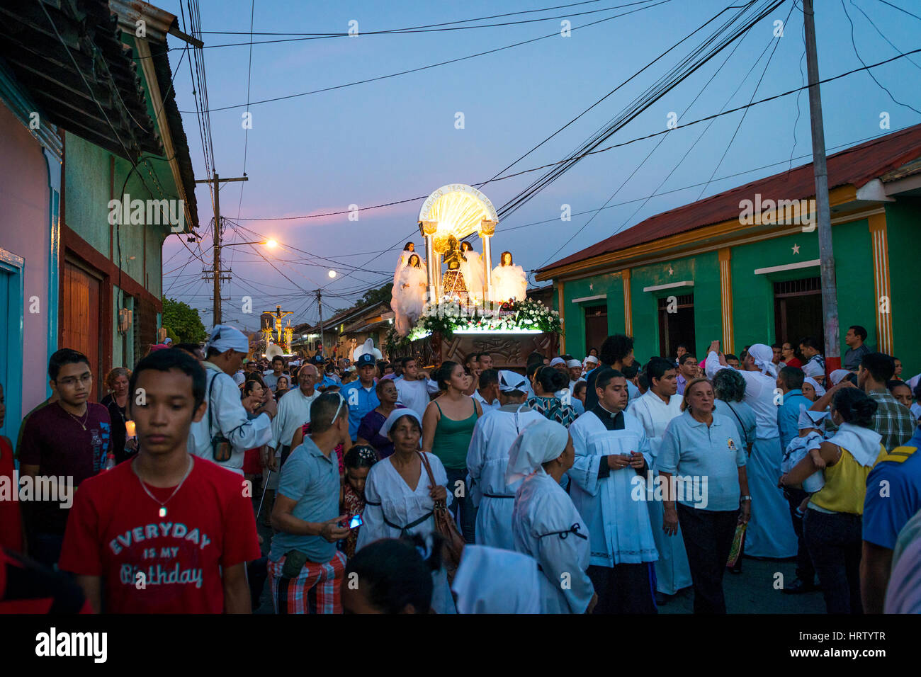 Leon, Nicaragua - Aprile 15, 2014: persone a notte in una processione per le strade della città di Leon in Nicaragua durante le celebrazioni pasquali Foto Stock