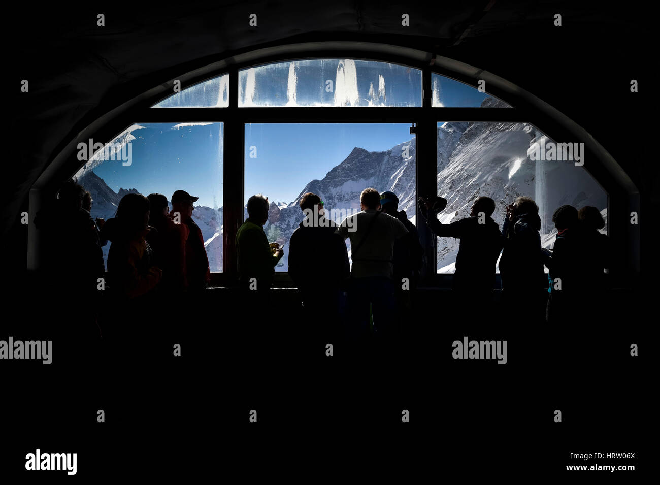 I turisti con vista dell'Oceano Artico, arresto della Jungfraubahn, Jungfraujoch, Canton Vallese, Svizzera Foto Stock