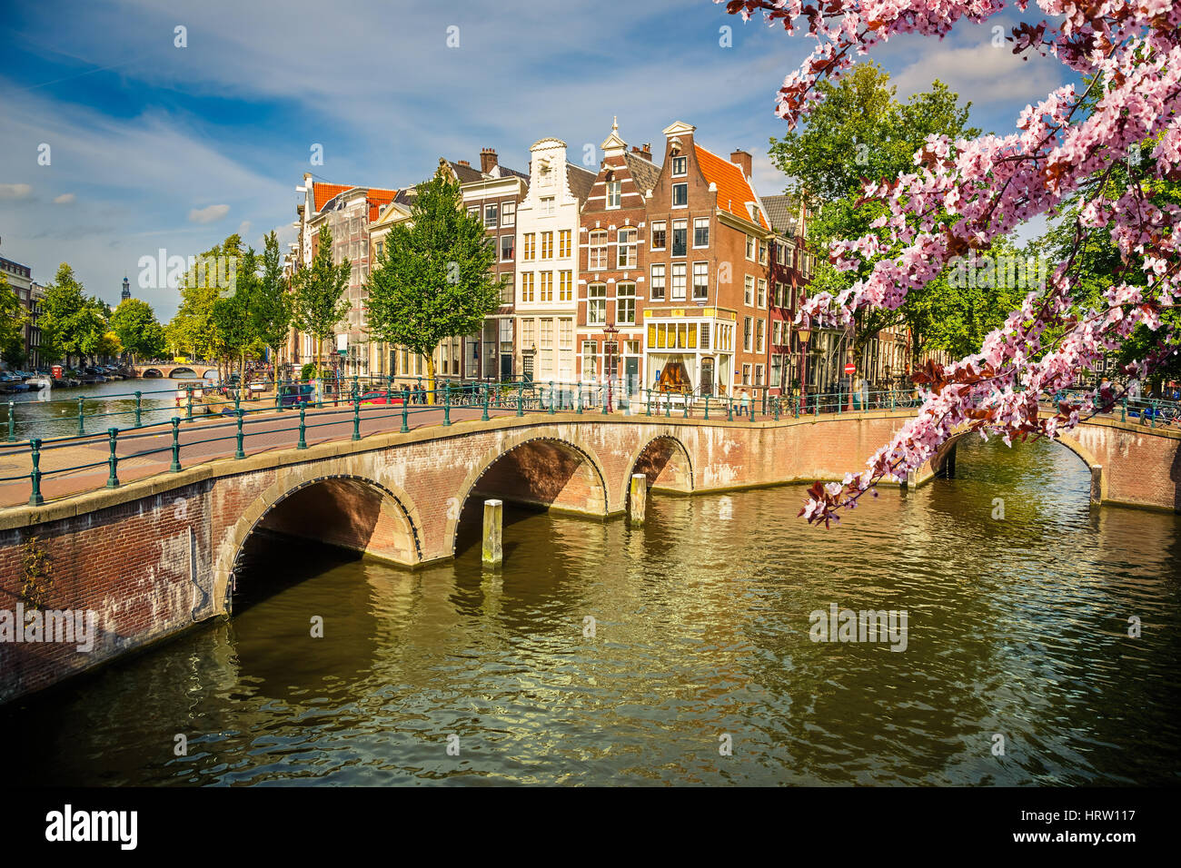 Ponti su canali di Amsterdam a molla Foto Stock
