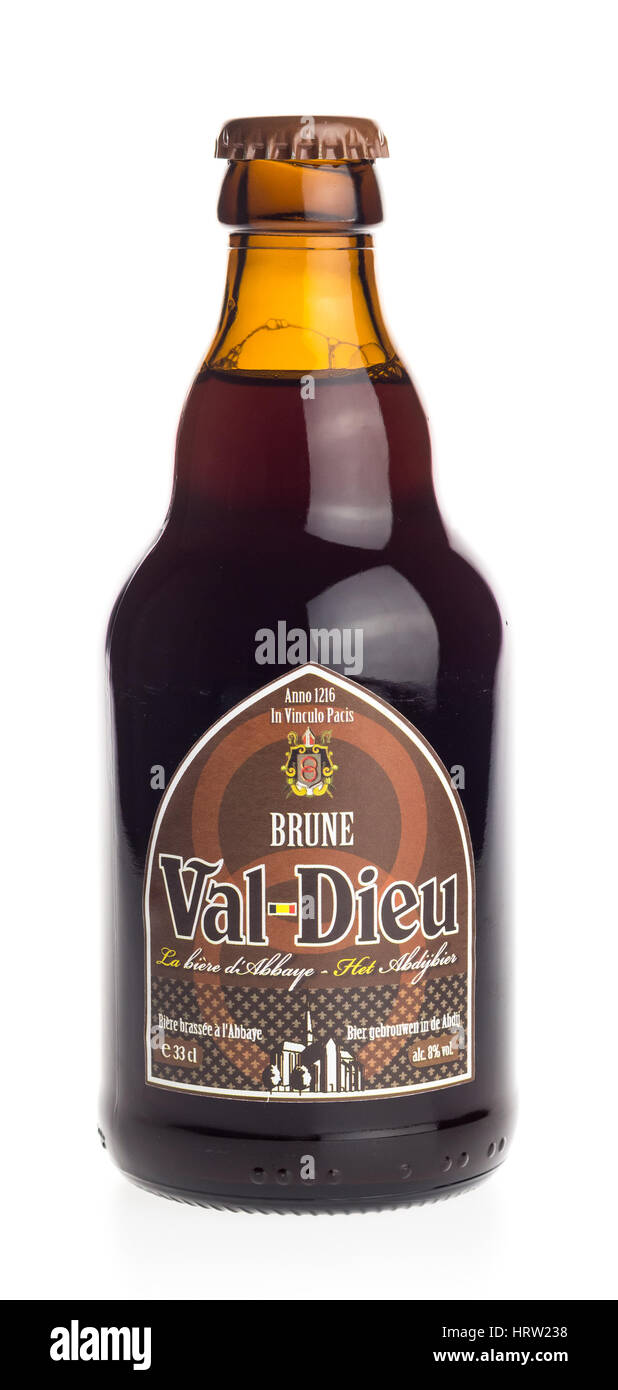 Bottiglia di Val Dieu Brune birra scura isolato su uno sfondo bianco Foto Stock