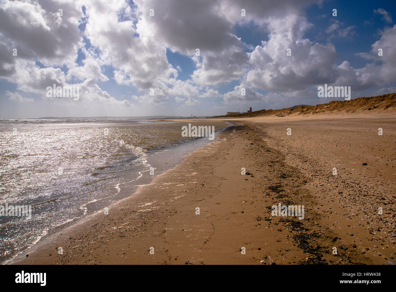 La spiaggia a Crymlyn Burrows e Baglan Bay, vicino a Swansea, South Wales, Regno Unito. Foto Stock