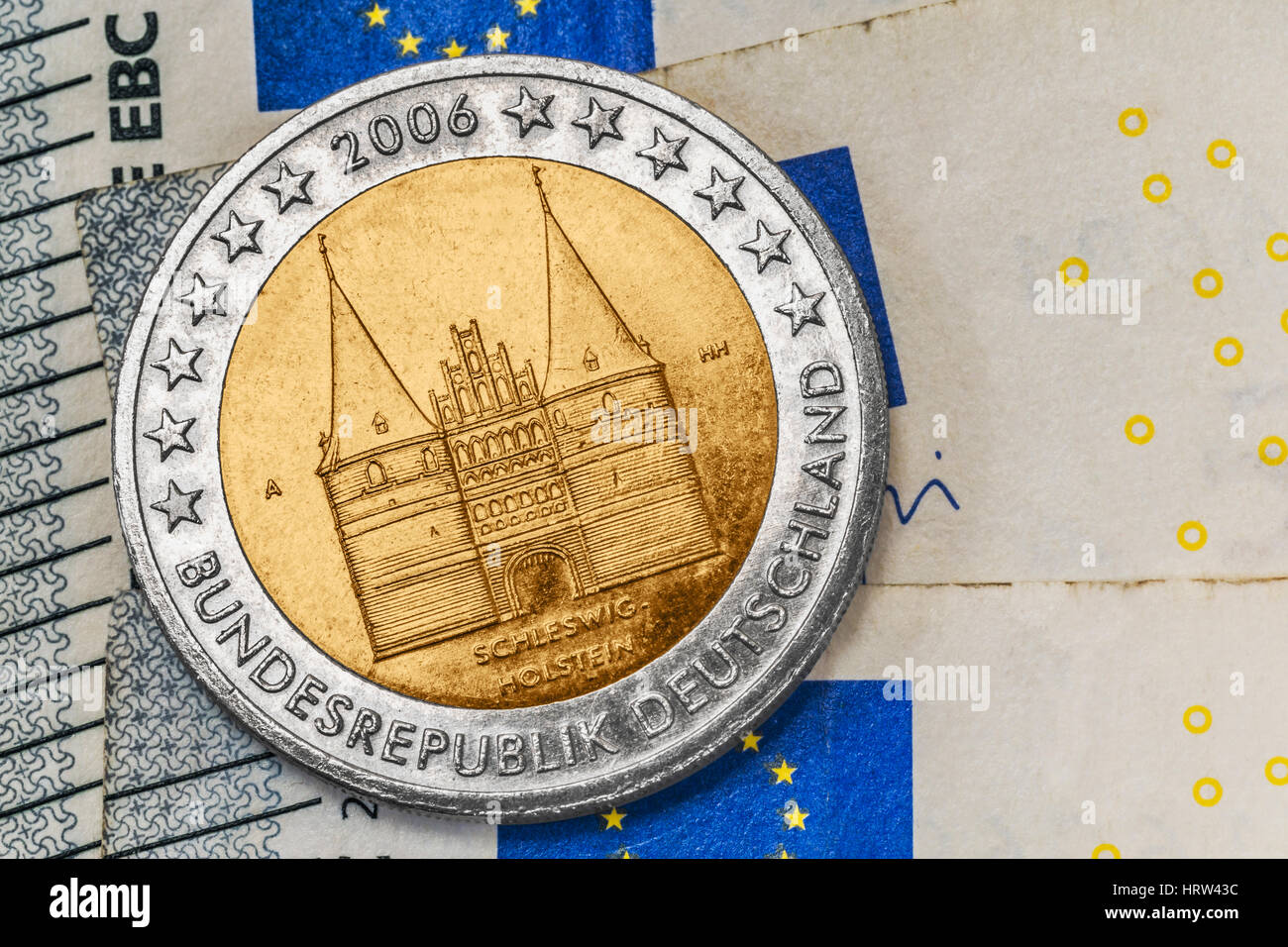 A 2 euro monete commemorative dalla Germania con la gate di Holsten Lubecca sulle banconote in euro Foto Stock