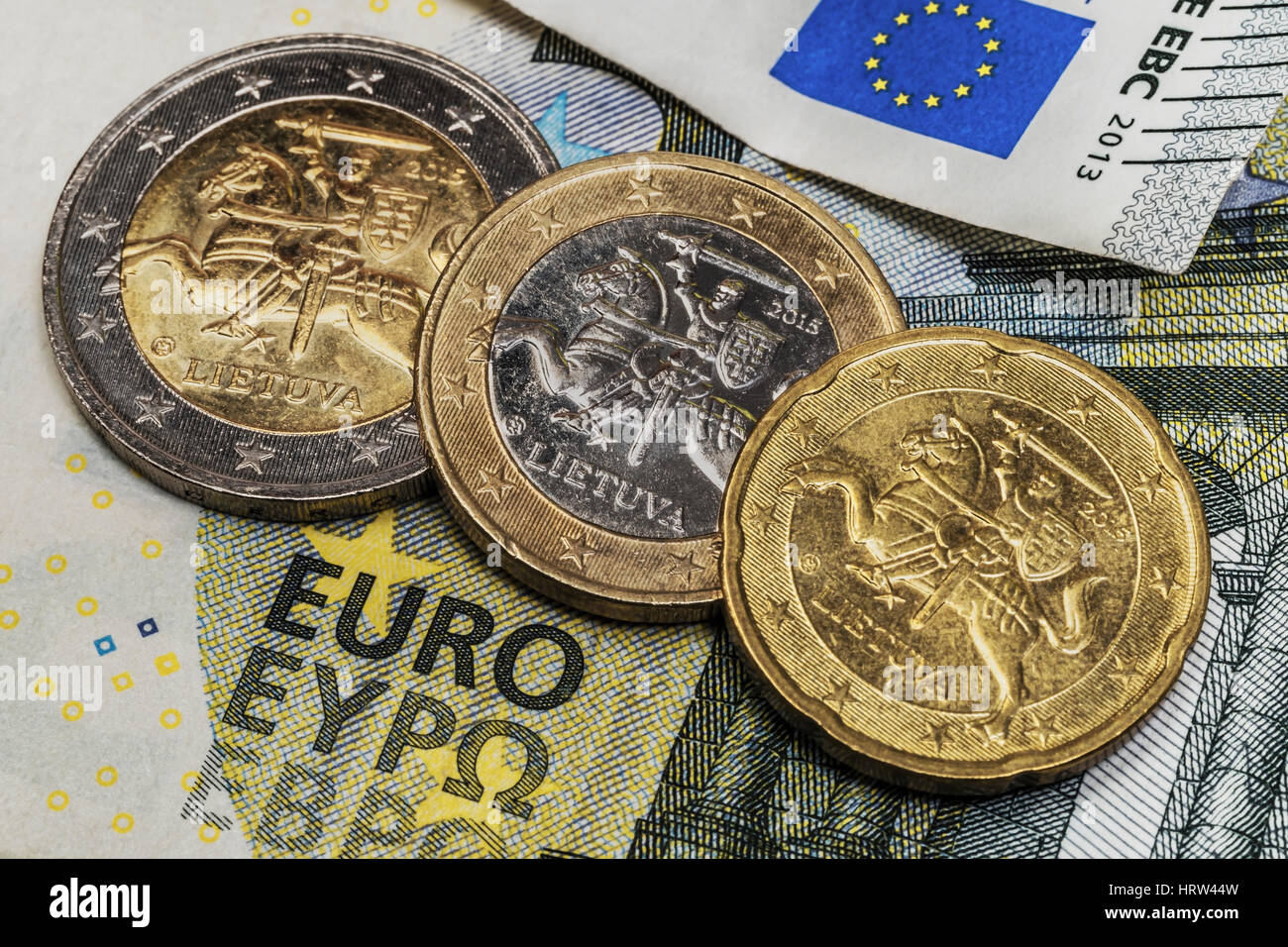Su un 5 di banconote in euro sono tre monete in euro della Stato baltico della Lituania Foto Stock