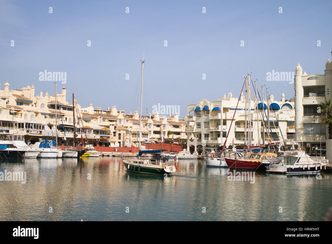 Uno yacht di entrare Benalmadena Puerto Marina, Benalmadena Spain‎ Foto Stock