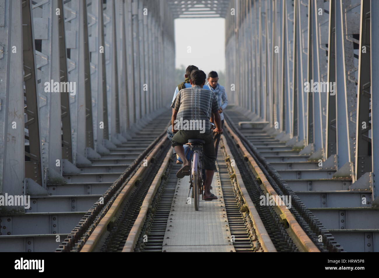 Strada inusuale, in bicicletta con il binario ferroviario in una rotaia Brudge Foto Stock