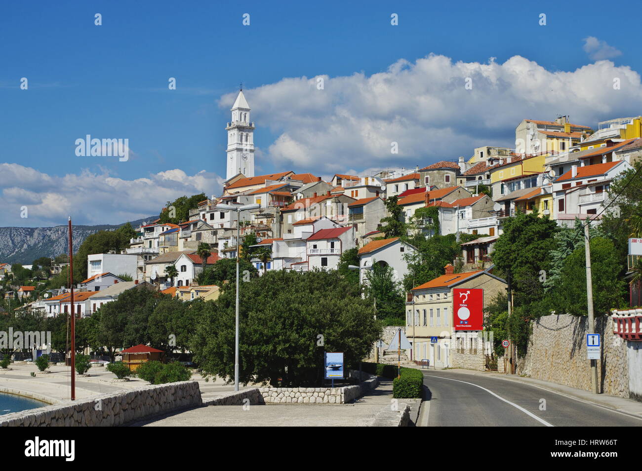 Novi Vinodolski Croazia: centro turistico situato sul mare Adriatico a nord della Croazia. Panoramica. Foto Stock