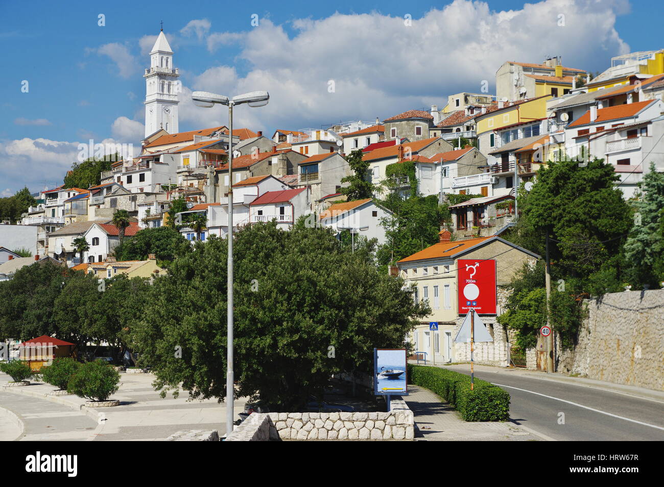 Novi Vinodolski Croazia: centro turistico situato sul mare Adriatico a nord della Croazia. Panoramica. Foto Stock