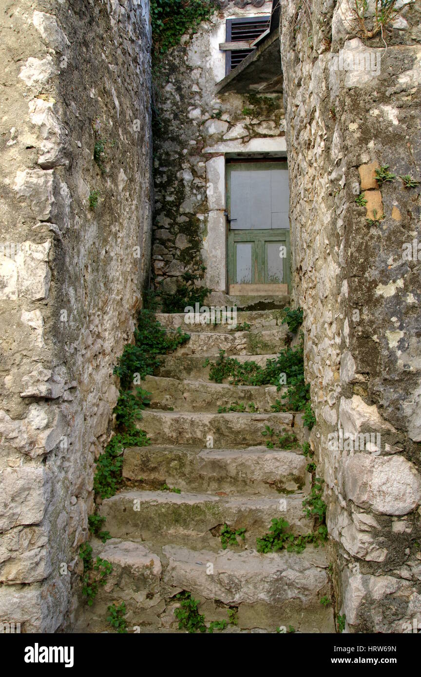 Novi Vinodolski Croazia: centro turistico situato sul mare Adriatico a nord della Croazia. La strada stretta della città vecchia. Foto Stock