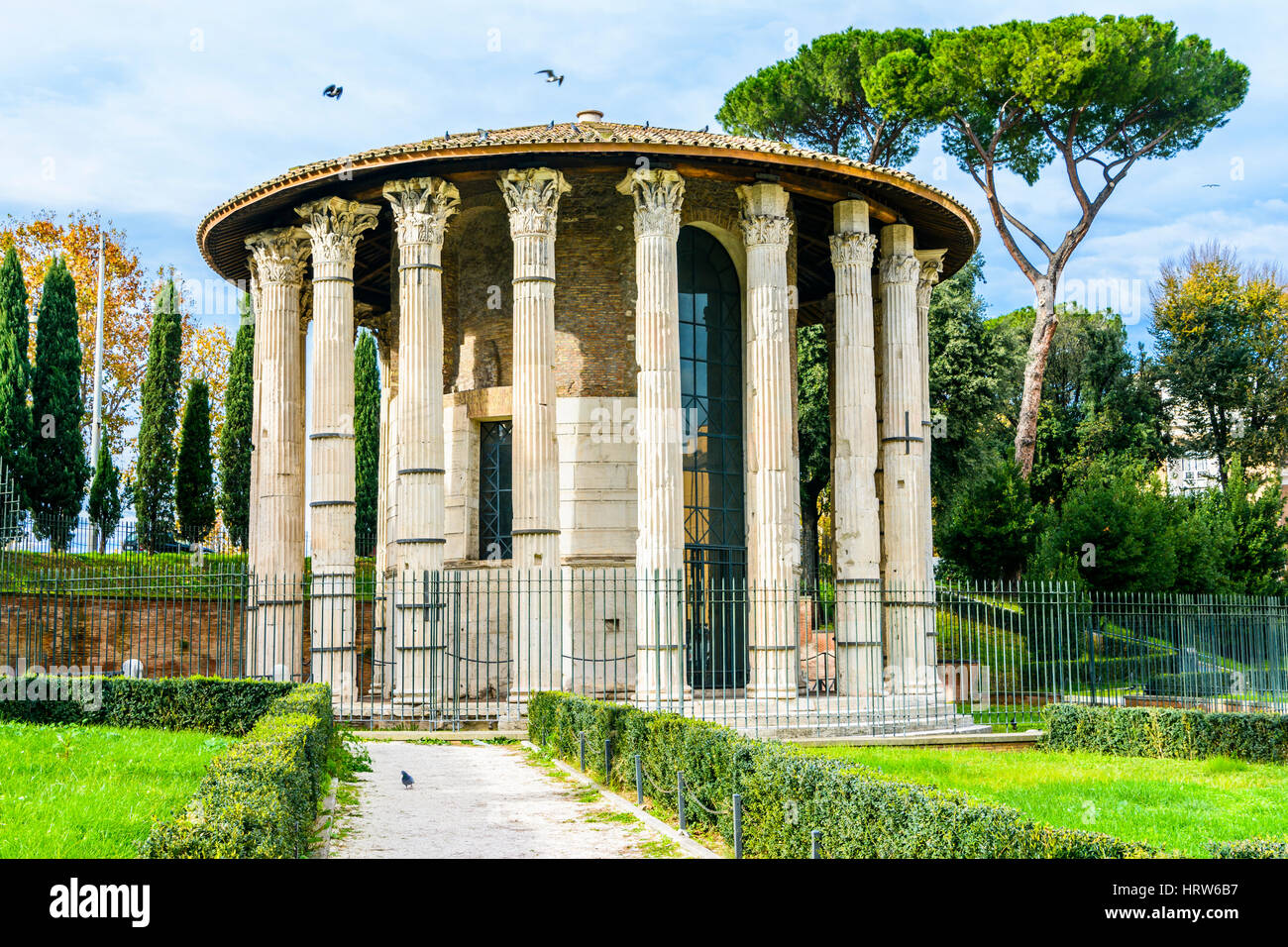 Il Tempio di Ercole Vincitore o Ercole Olivarius è un antico edificio situato nel Foro Boario a Roma. Risalente al più tardi nel secondo secolo B Foto Stock