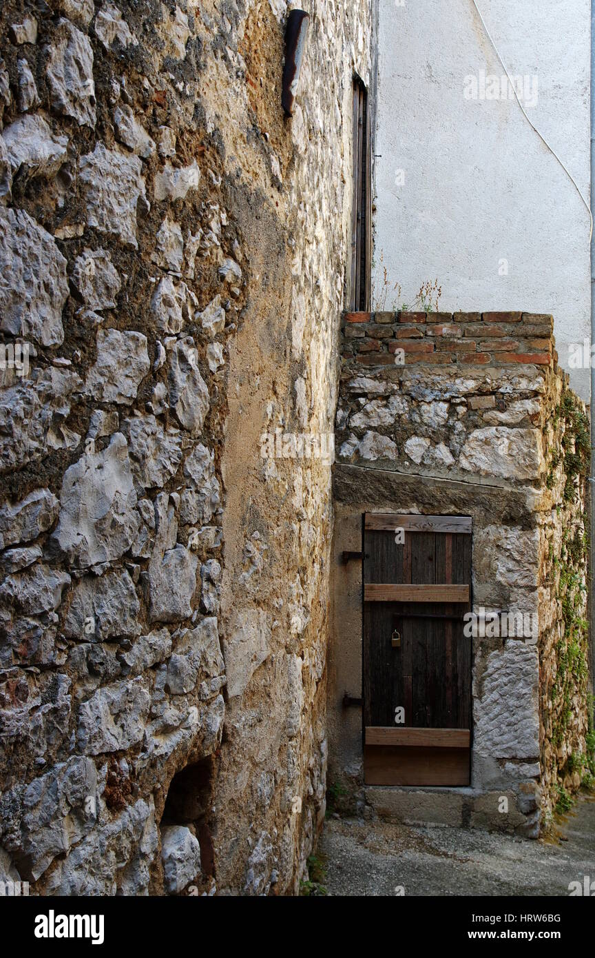 Novi Vinodolski Croazia: centro turistico situato sul mare Adriatico a nord della Croazia. La strada stretta della città vecchia. Foto Stock