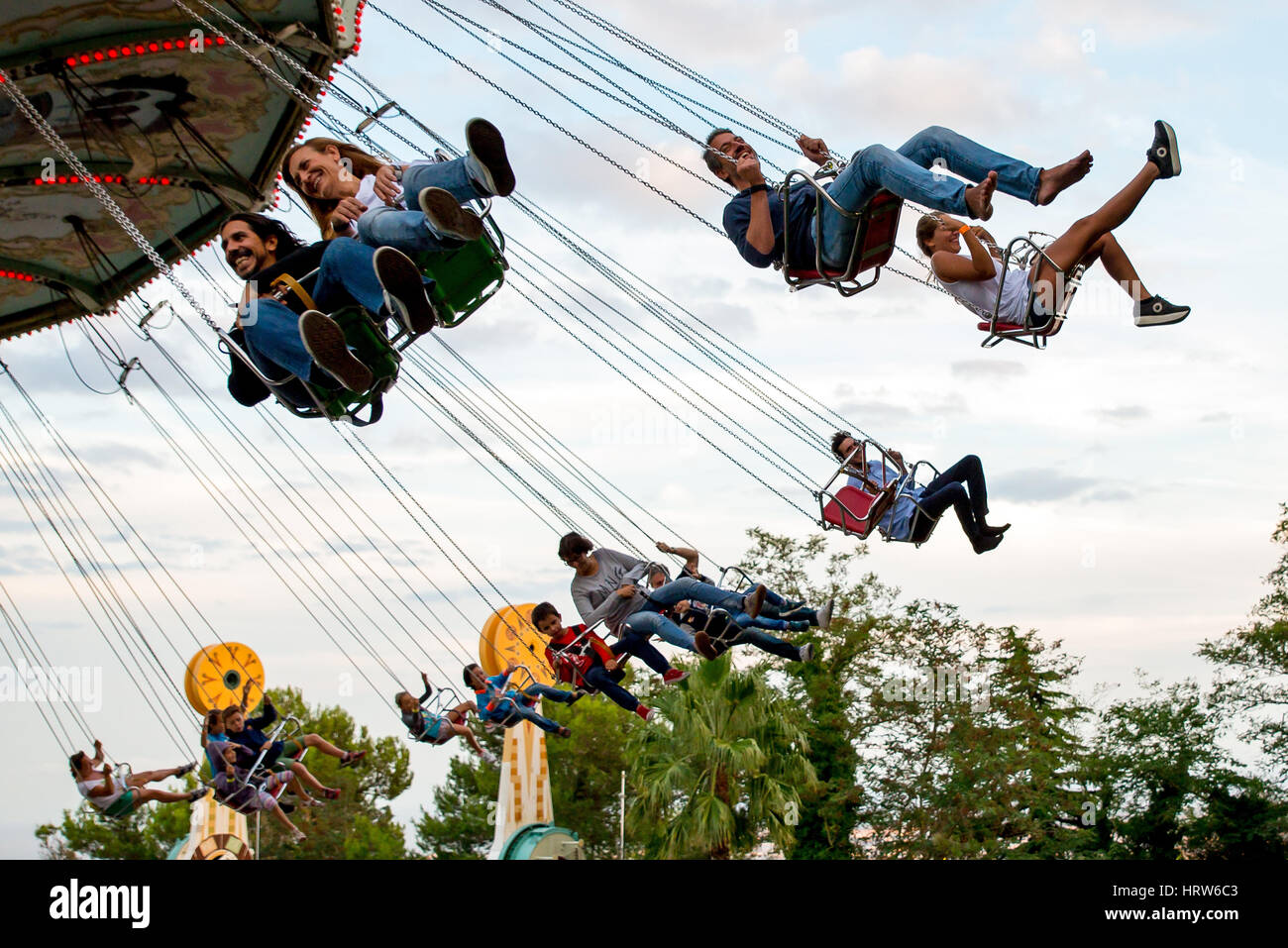 Barcellona - SET 5: ci si diverte a giostra Flying swing ride attrazione al Parco di Divertimenti di Tibidabo il 5 settembre 2015 a Barcellona, Spagna. Foto Stock