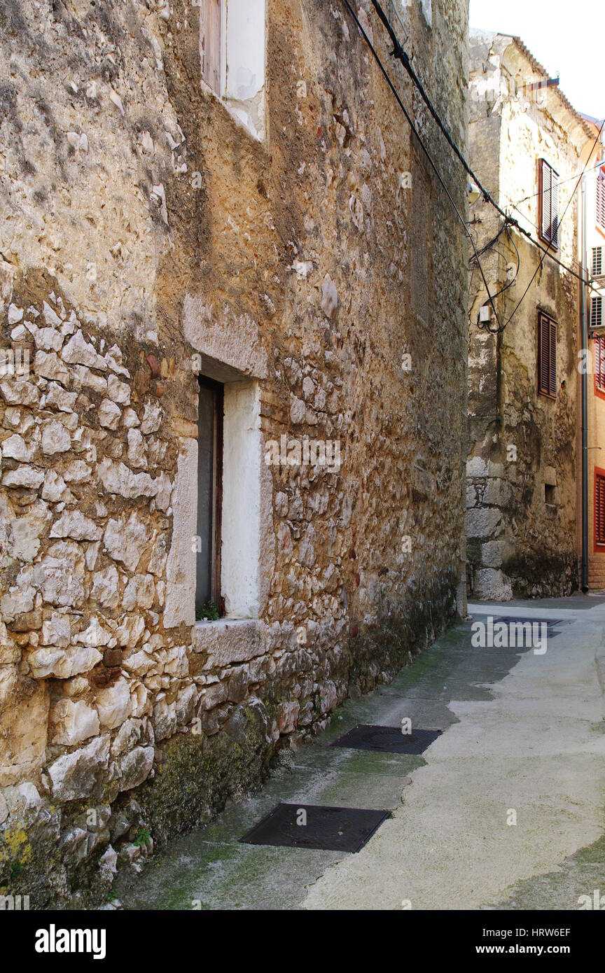 Novi Vinodolski Croazia: centro turistico situato sul mare Adriatico a nord della Croazia. La strada stretta della città vecchia. Foto Stock