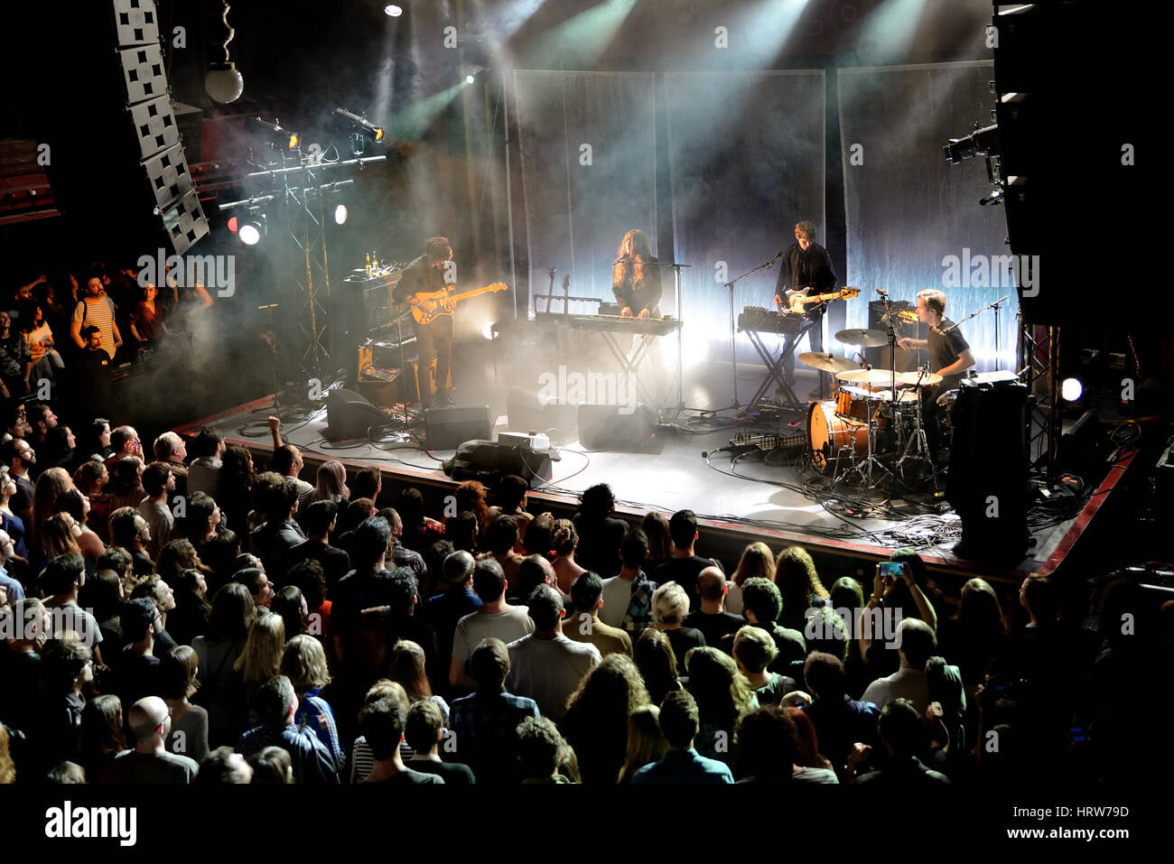 Barcellona - NOV 20: Beach House (dream pop band da Baltimora) in concerto presso lo stadio di Apolo il 20 novembre 2015 a Barcellona, Spagna. Foto Stock