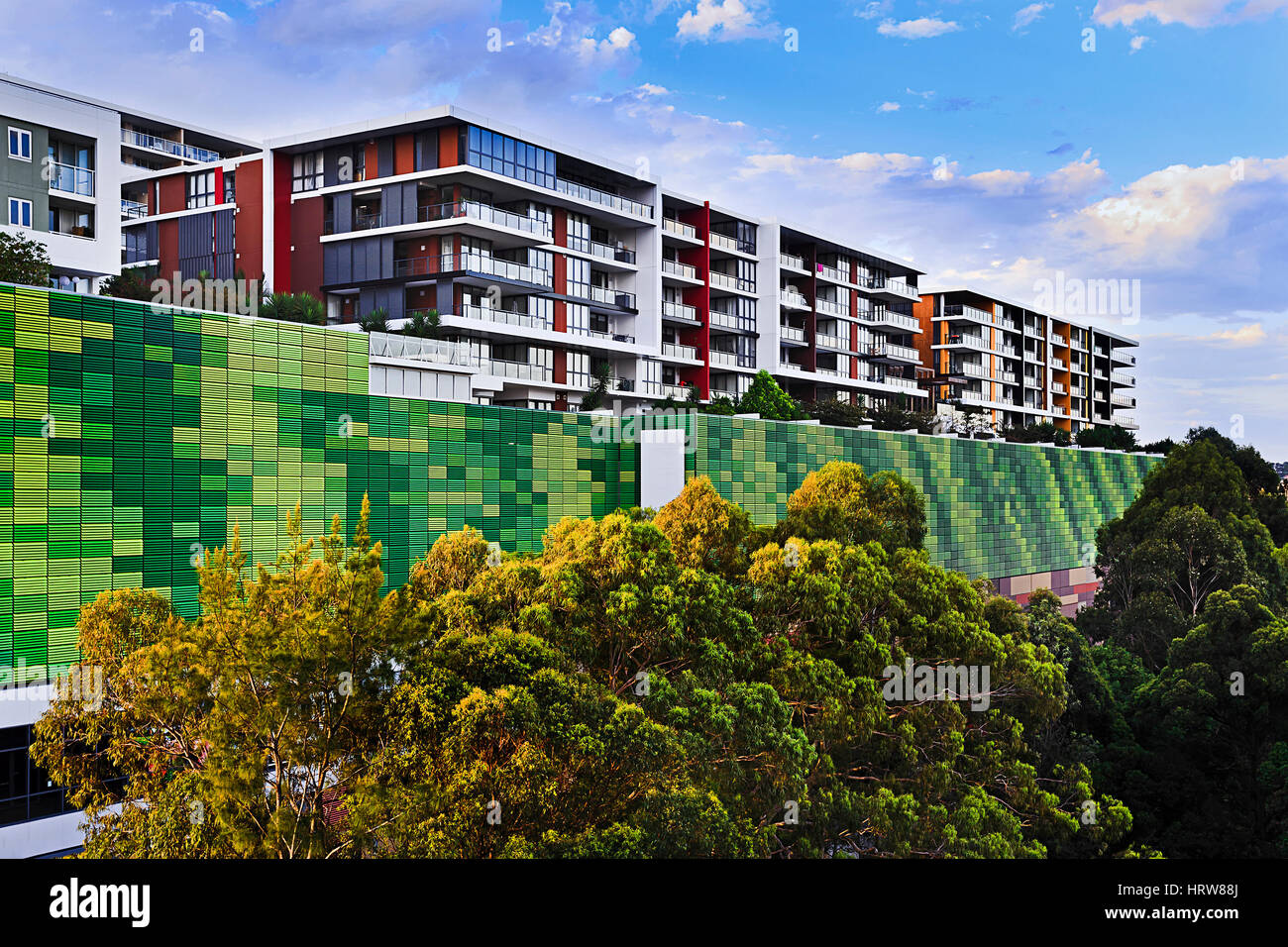Sviluppo massiccio di nuovo multi-storia appartamenti immobili in Sydney occidentale interna intorno top ryde sobborgo. Moderni appartamenti residenziali sotto il cielo blu. Foto Stock