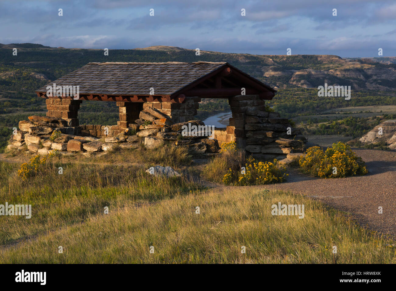 Piccolo Fiume Missouri e CCC rifugio in ansa del fiume e si affacciano sul Parco nazionale Theodore Roosevelt, ND, STATI UNITI D'AMERICA Foto Stock