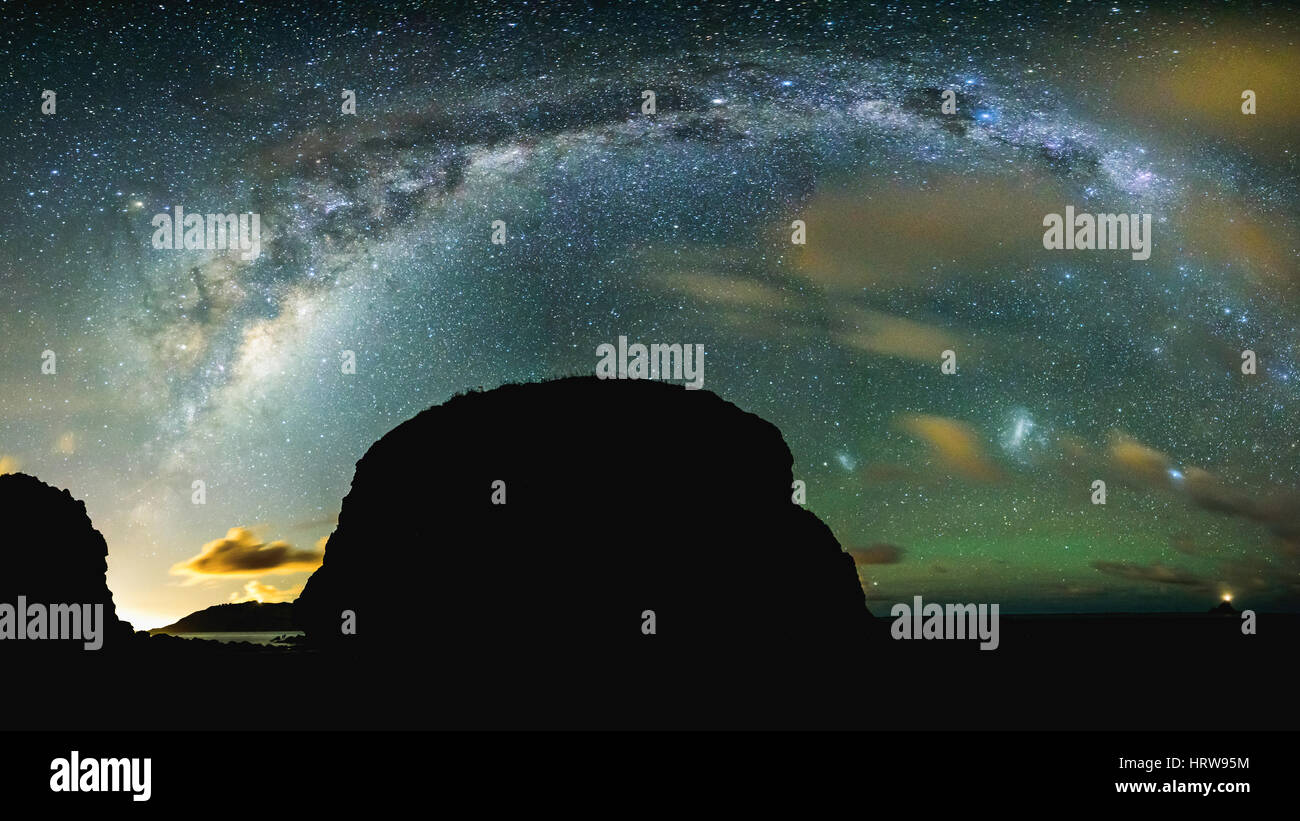 La via lattea su auckland, dalla spiaggia whatipu Foto Stock