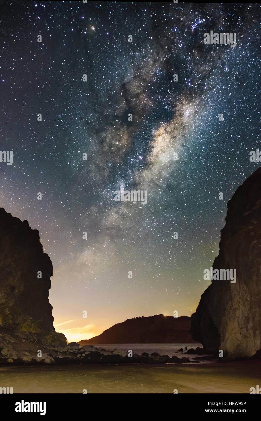La via lattea su auckland, dalla spiaggia whatipu Foto Stock