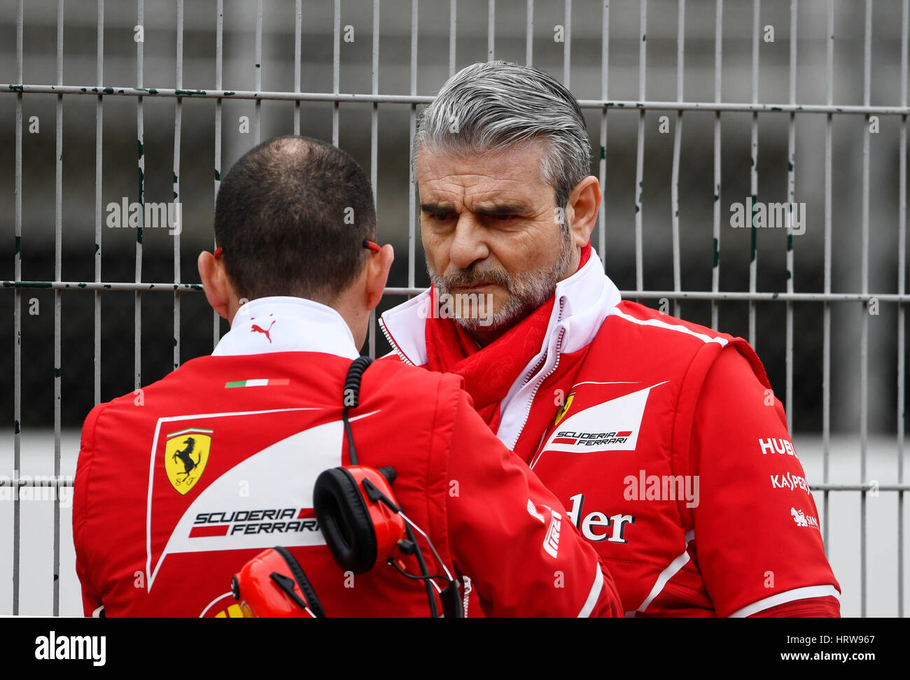 Circuito de Catalunya, Montmelo vicino a Barcellona, Spagna, 27.2.-2.3.2017, Formula uno giorni di prova ---Maurizio Arrivabene (ITA), team principal della scuderia Ferrari con meccanico Foto Stock