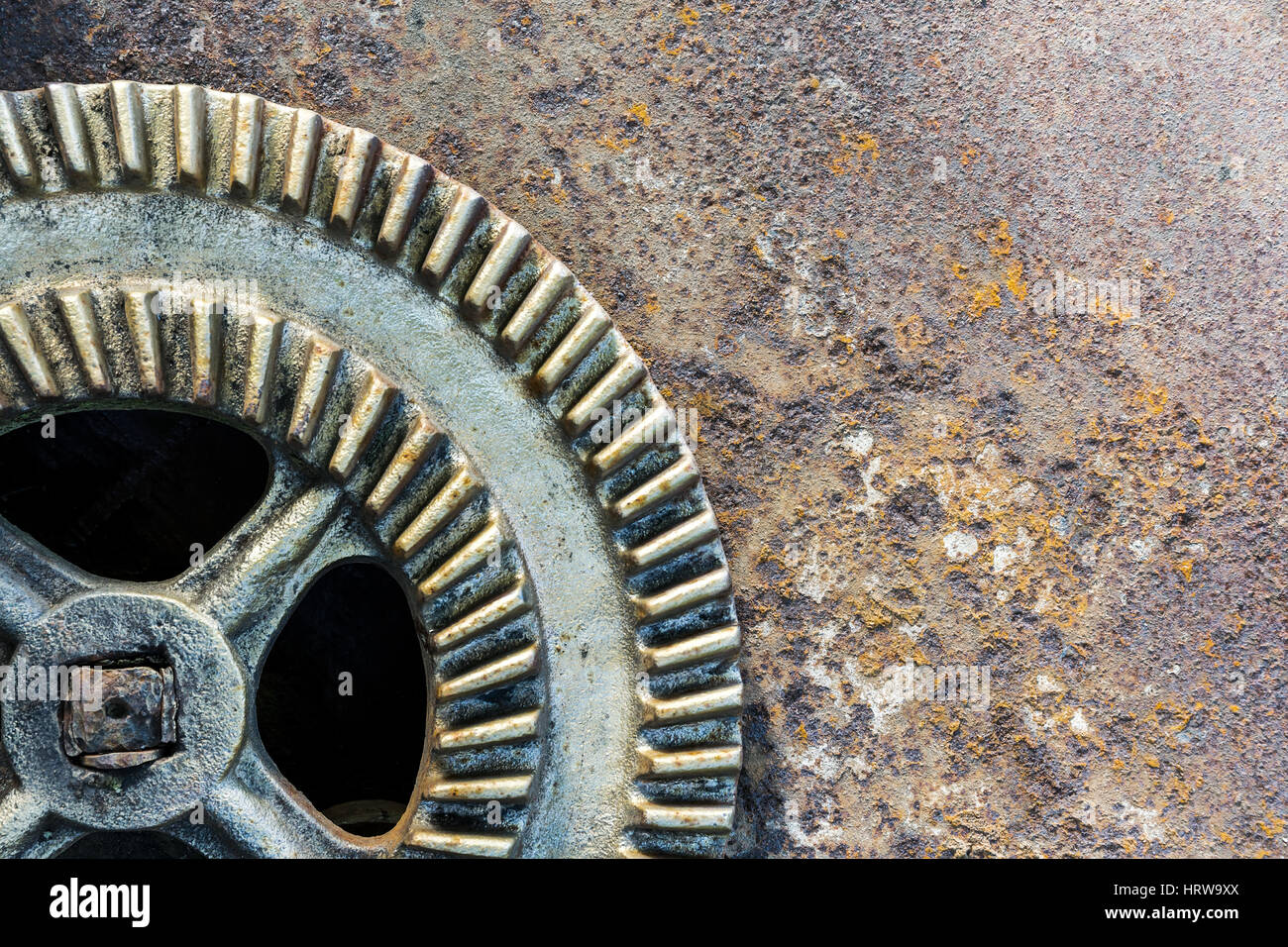 Grande vecchio ingranaggio industriale ruota contro metallo arrugginito sfondo Foto Stock