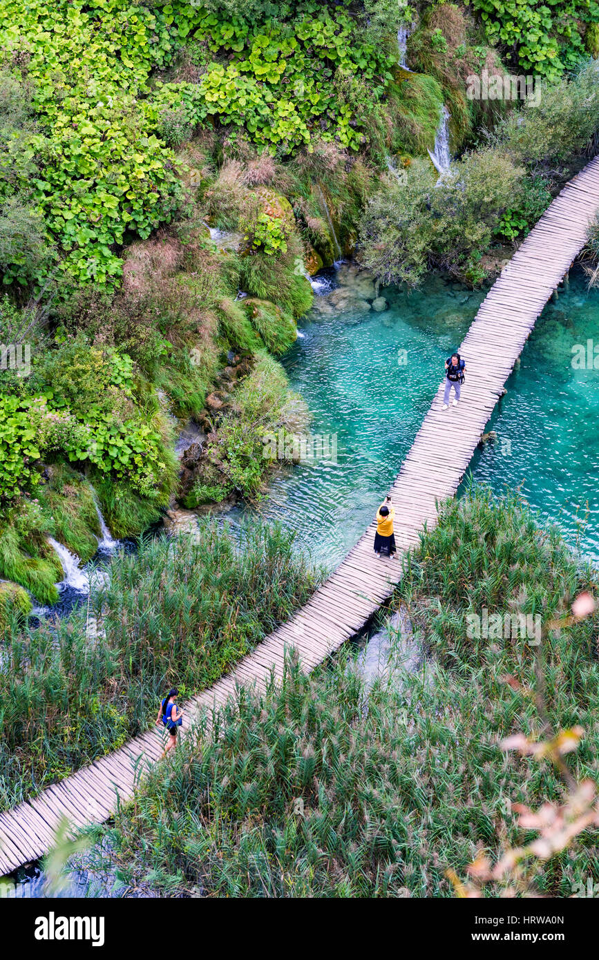 Laghi di Plitvice, Croazia - 15 settembre: vista dettagliata di un ponte di Pltivice laghi con i turisti a piedi lungo su settembre 15th, 2016 in laghi di Plitvice Foto Stock