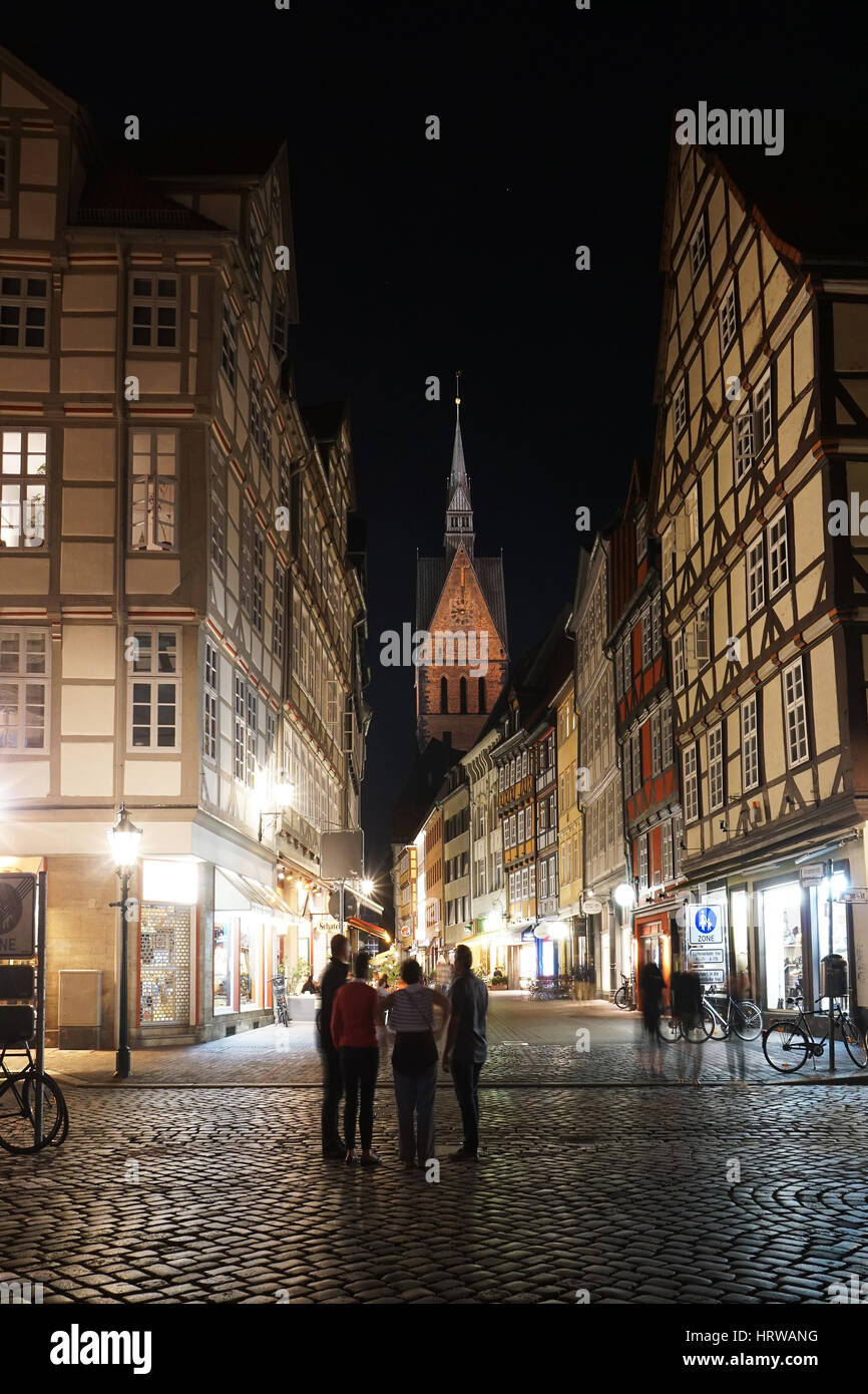 Hannover, Germania - 9 Settembre 2016: i turisti ad esplorare il centro storico di notte. Kramerstrasse pedonale con le sue travi in legno ospita un Foto Stock