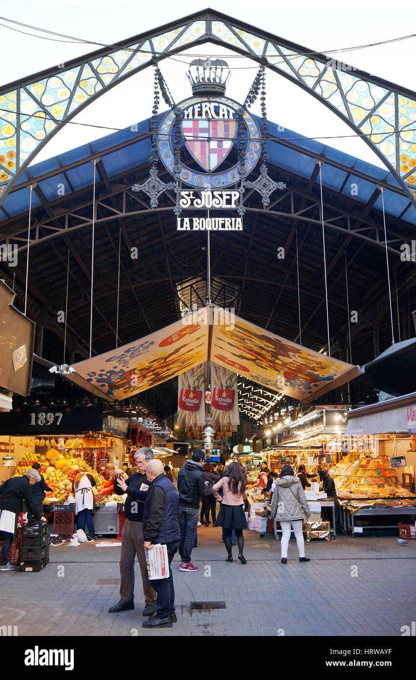 Barcellona, Spagna - 01 Marzo 2016: Mercat de Sant Josep, meglio conosciuto come La Boqueria, è popolare tra i locali e i turisti. Foto Stock