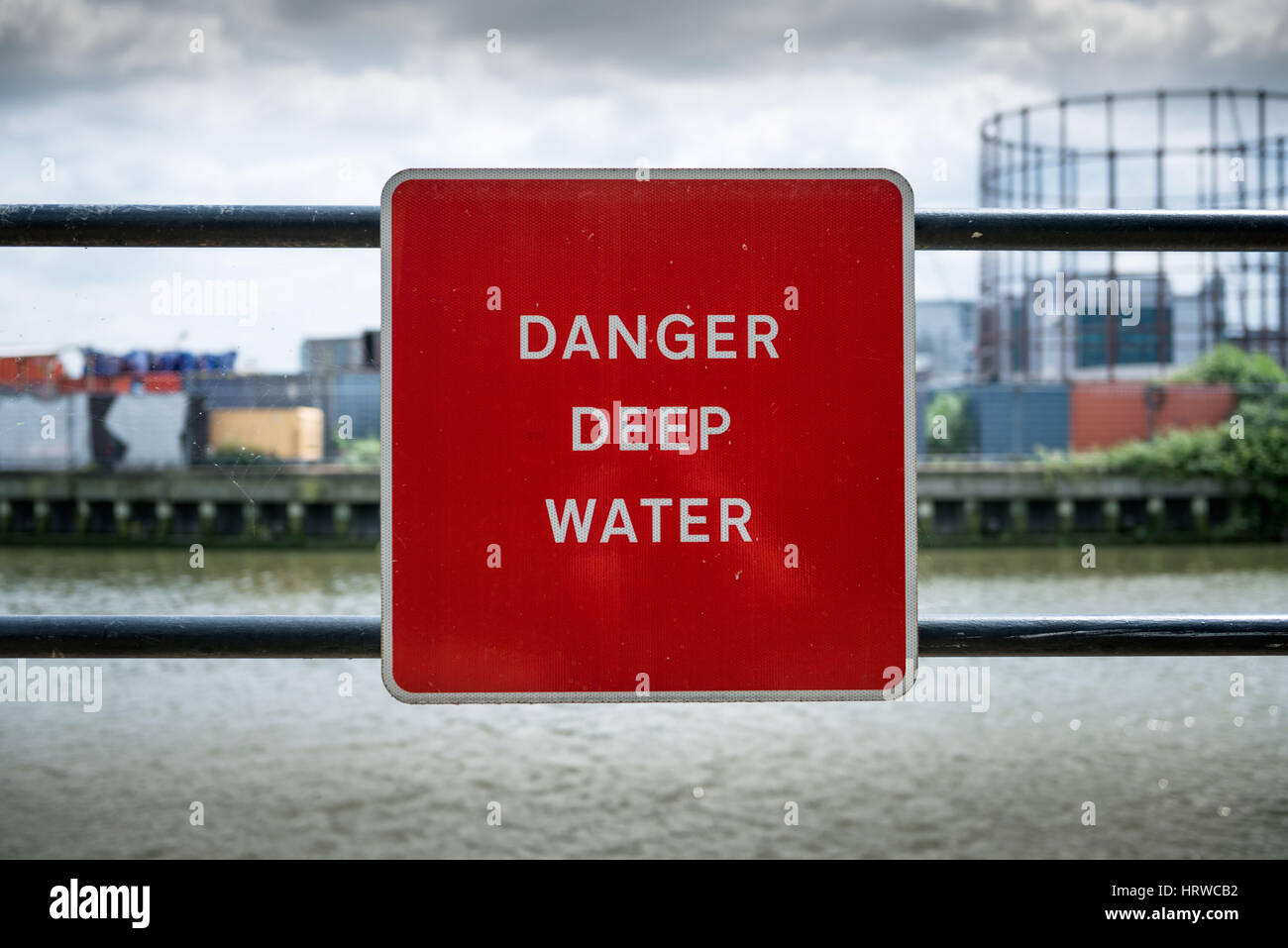 Pericolo in acqua profonda segno di pericolo sulla banca del canale. London Docklands Foto Stock