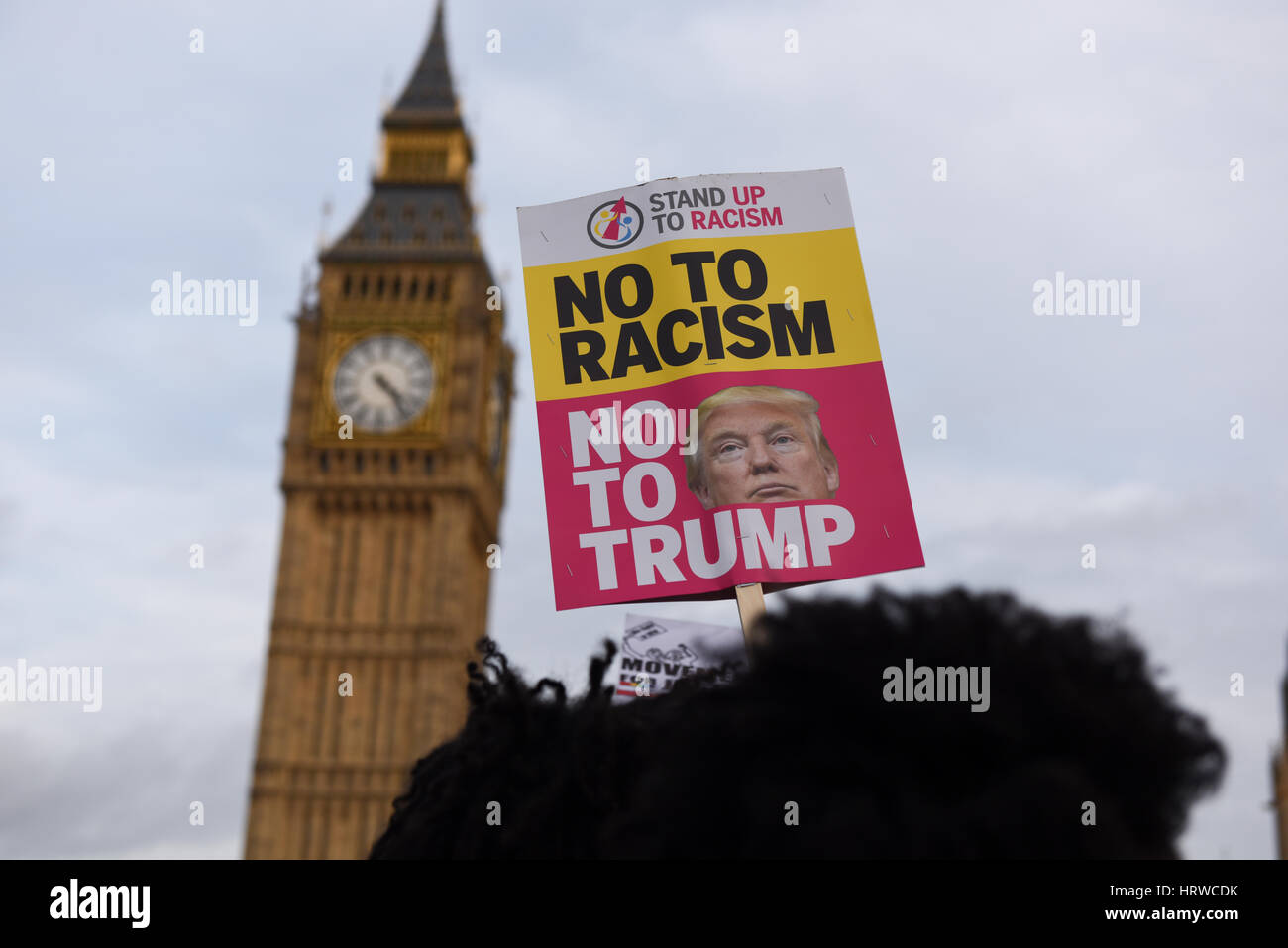 Protester tenendo un cartello lettura: 'No al razzismo e no per Trump', Big Ben in background. Foto Stock