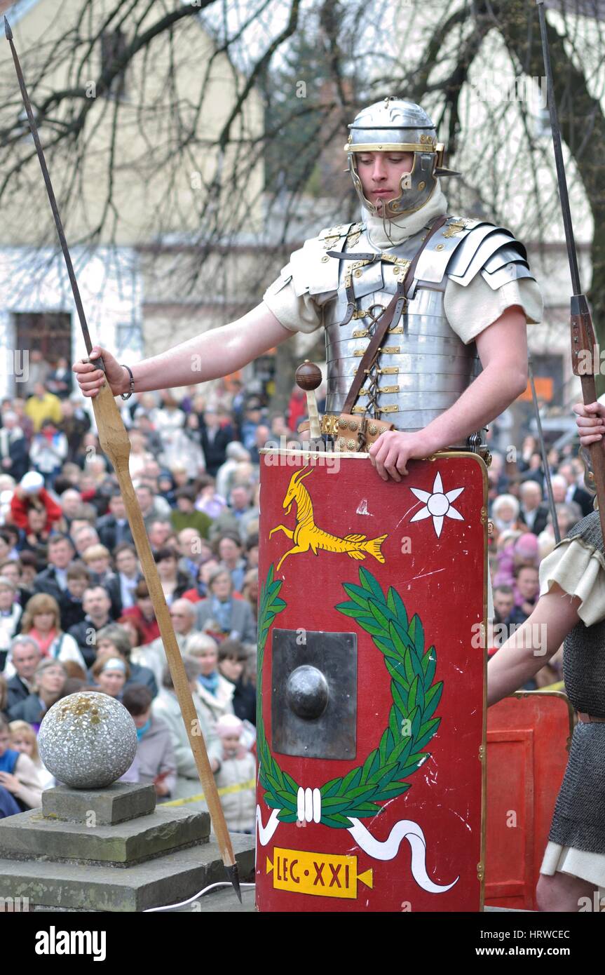 Rievocazione storica del legionario romano, in piedi sul riparo durante le esibizioni in strada il mistero della passione. Foto Stock