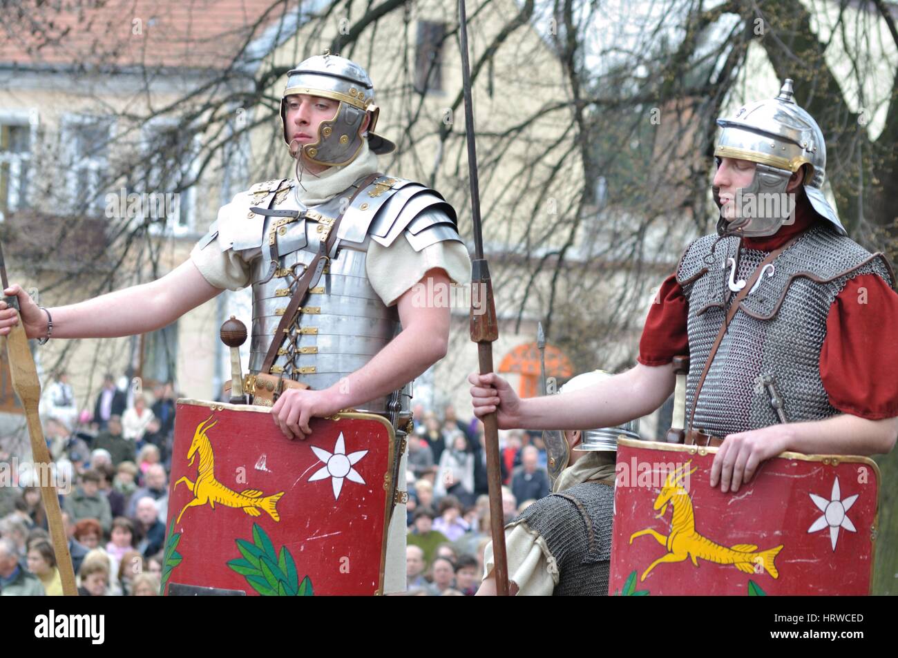 Rievocazione storica dei legionari romani, permanente sulla protezione, durante gli spettacoli di strada mistero della passione. Foto Stock